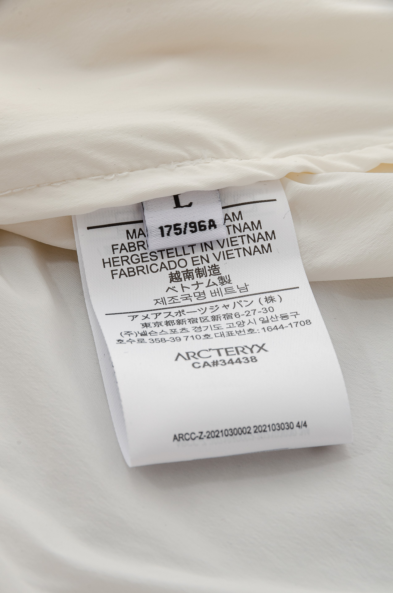 。

ARC‘TERYX 始祖鸟  男士连帽夹克防晒服#全新户外轻薄防晒外套上线，整体超前时髦的设计，打