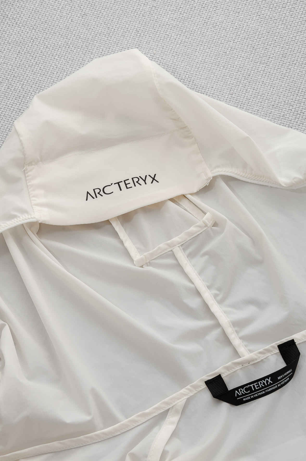 。

ARC‘TERYX 始祖鸟  男士连帽夹克防晒服#全新户外轻薄防晒外套上线，整体超前时髦的设计，打