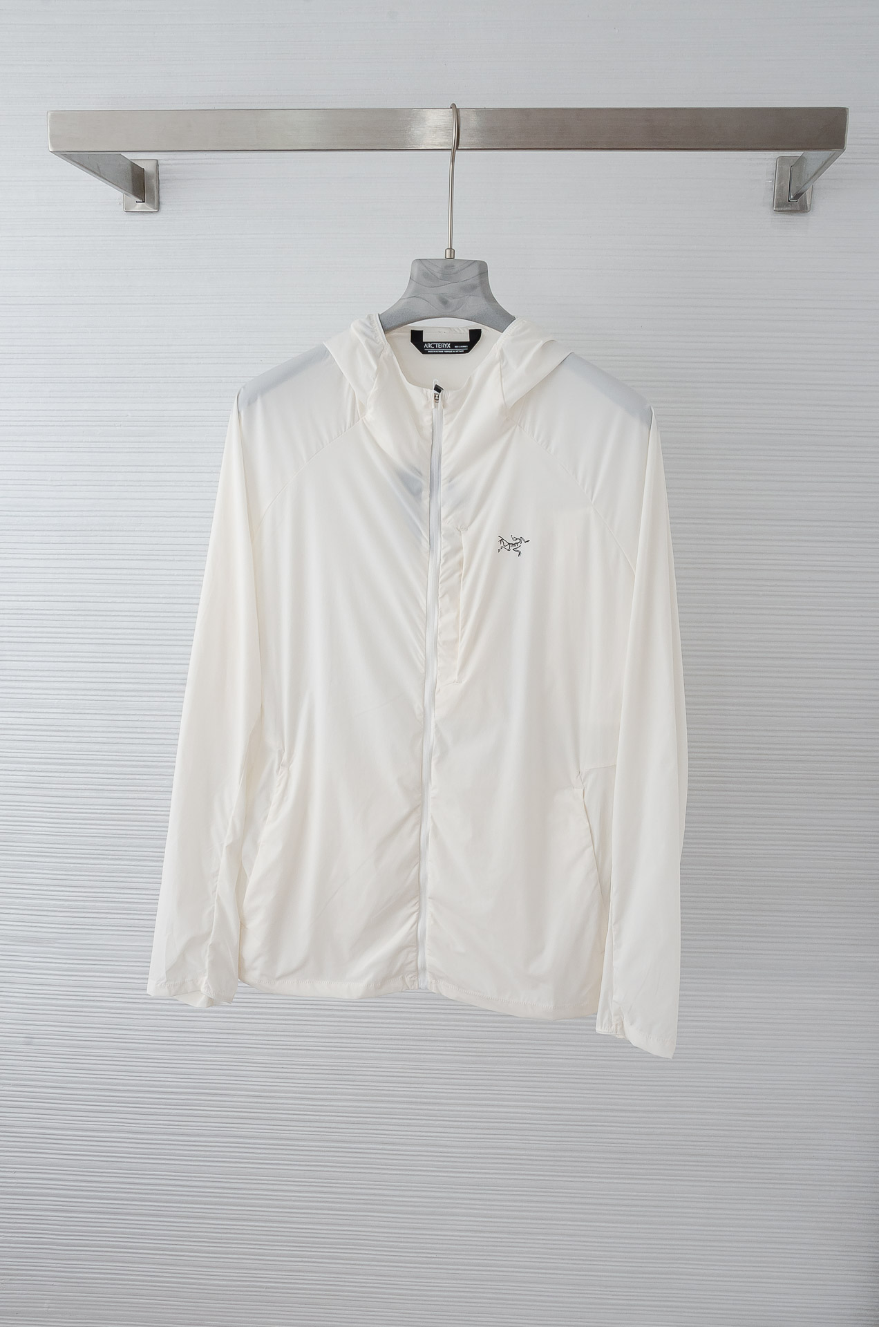 。

ARC‘TERYX 始祖鸟  男士连帽夹克防晒服#全新户外轻薄防晒外套上线，整体超前时髦的设计，打