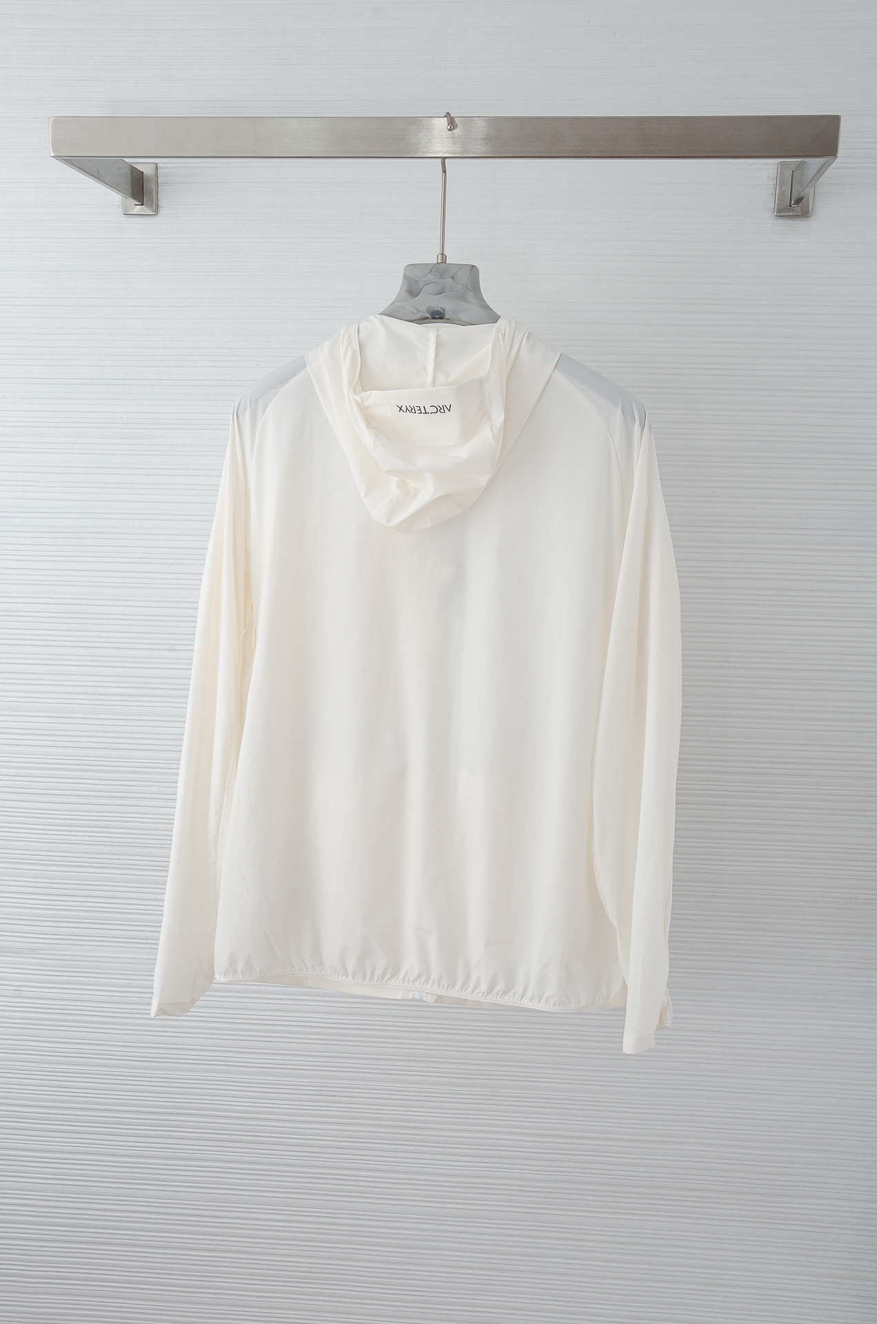 。

ARC‘TERYX 始祖鸟  男士连帽夹克防晒服#全新户外轻薄防晒外套上线，整体超前时髦的设计，打