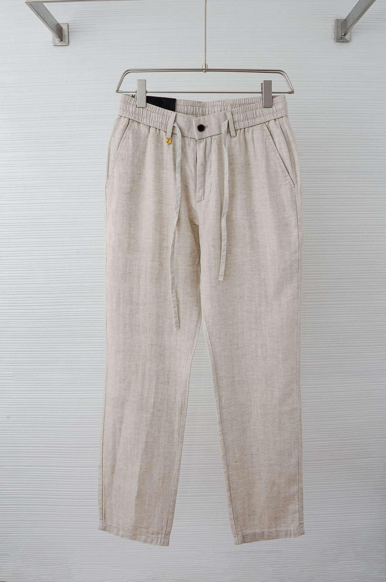 NO:414656,Zegna 2025 High-luxury Tencel linen fabric retains the natural texture of linen and blends the softness and luster of Tencel. It is equipped with drawstring elastic waist loose straight silhouette cut men's business casual straight trousers. Selected imported fabrics are made of 40 Tiansi 60 linen blend. The overall feel is extremely comfortable and smooth, light and textured. Although the fabric seems thin, it has a special sense of dignity!  The feel is far superior to the blended linen pants fabric, which is soft and skin-friendly, sweat-absorbing and breathable, has strong stability and color-fixedness. It is also extremely superior in wear and wrinkle resistance after wearing for a long time. It has enough weight, delicate feel and excellent drooping. The added linen ingredients make the breathability and moisture absorption of these pants exponentially magnify. It is definitely not the ordinary products on the market, they are all made by woven and dyeing!  !  !  The upper body is light and comfortable, and the craftsmanship is also a large manufacturer specializing in European goods. The lines are clean and neat, and the high quality is everywhere. The wiring between each piece of fabric is neat and clean, which sets off the overall temperament more advanced and aura!  The casual version is loose and slightly depressed, cut according to the three-dimensional structure of the human body. The style is unique, giving the body enough space to move freely, with minimalist as the essence. A set of styles with classic straight-tube tailoring, smooth and simple overall lines. The waist and hips use tailoring to create a perfect sense of space, and the legs are extremely tolerant. The elastic waist + drawstring design makes you more comfortable and comfortable to put on and take off without any restraint. The exquisite Z-letter embroidery design on the trouser legs shows high style, and elegant men can easily show their high aura with just a little embellishment!  There is no need to say much about the elegance of casual fashion. As long as you choose, you will never regret it!  Simple, casual and versatile trousers for men!  Every time when ZZ is mentioned, most people may have the first impression of being high-quality products, with simple and capable style, exquisite and excellent quality men's clothing. The design points and comfort of each model can be balanced. It is simple and generous, versatile and capable. Those who are familiar with his brand know that the quality is invincible!  Color black/light apricot size 30-38, zegna,alexander wang19860909Zegna 杰尼亚2025 高奢天丝亚麻面料即保留亚麻的天然质地又融入了天丝的柔软和光泽感弹力搭配抽绳松紧腰宽松直筒廓形裁剪男士商务休闲直筒长裤 精选客供进口面料40天丝60亚麻混纺制作而成,整体触感极其的舒适爽滑、轻盈有质感,尽管面料看似轻薄却富有特别的尊贵感！手感远远优越与混纺材质的亚麻裤面料,柔软亲肤,吸汗透气,具有强效的稳定性与固色性,久穿耐磨抗皱性能也异常的优越,克重足量,手感细腻,垂感极佳,而加入的亚麻成分则让这款裤子的透气性跟吸湿性更是成倍的放大,绝不是市面上那些普通货,都是自己专门定织定染而成！！！上身轻便舒适,工艺方面也是专做欧货的大厂代加工,线条干净工整,处处都衬托着高品质.每块面料之间的走线都是工整干净,衬托的整体气质更高级更有气场！ 休闲版型宽松微垮,根据人体立体结构裁剪,版型独特,给身体足够的宽松空间,让你活动自如以极简为精髓的一组款,经典直筒剪裁,整体线条流畅且精简,腰臀部利用剪裁构建出恰到好处的空间感,对腿型包容度极高.松紧腰+抽绳的设计,让您穿脱更加舒适自在毫无束缚感,裤腿上精致的Z字母刺绣设计,精湛的工艺彰显高格调,儒雅男士只需一点点缀就可轻松彰显高气场！休闲时装的优雅感,真的无需多言,只要你选择,那便绝对不会后悔！男士简洁休闲百搭长裤！每次提到ZZ,可能大多数人脑海里的第一印象都是精品居多,简洁干练的风格,精致卓越的品质男装,每款的设计点跟舒适度都能做到平衡,简洁大方,百搭又干练,熟悉他家品牌的都知道,品质感堪称无敌！ 颜色黑色/浅杏色 尺码30-38,,zegna,alexander wang,Men's clothing