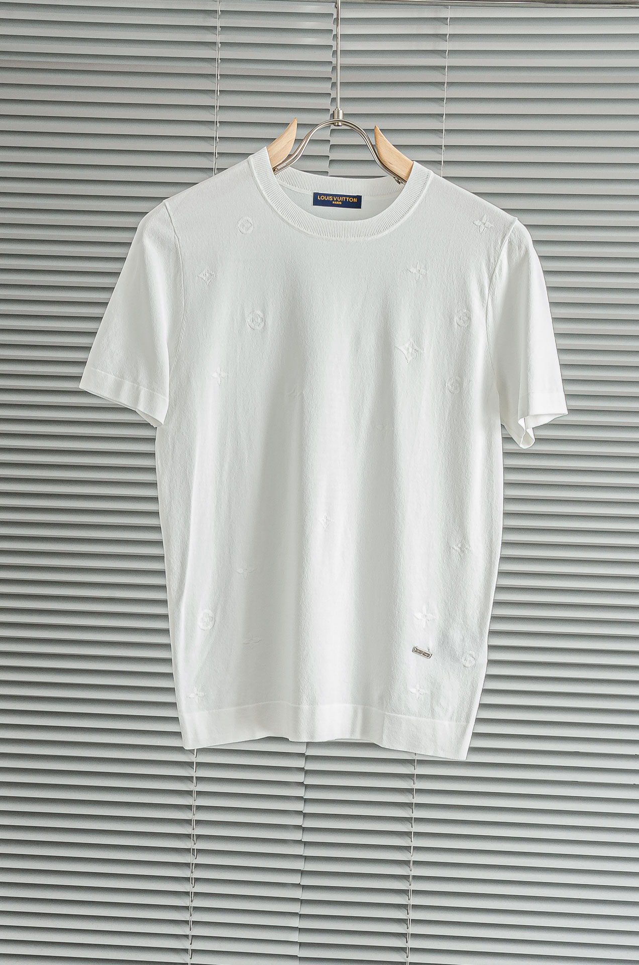 Louis Vuitton Men's White Knit Short Sleeve T-Shirt with Embossed Logos 2 o 1ipkhkia7jd695gl9t1eev6n80