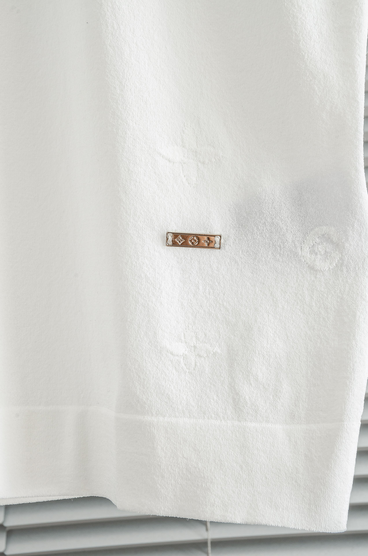 Louis Vuitton Men's White Knit Short Sleeve T-Shirt with Embossed Logos 3 o 1ipkhkia816q4fojm1elgo1c3c1