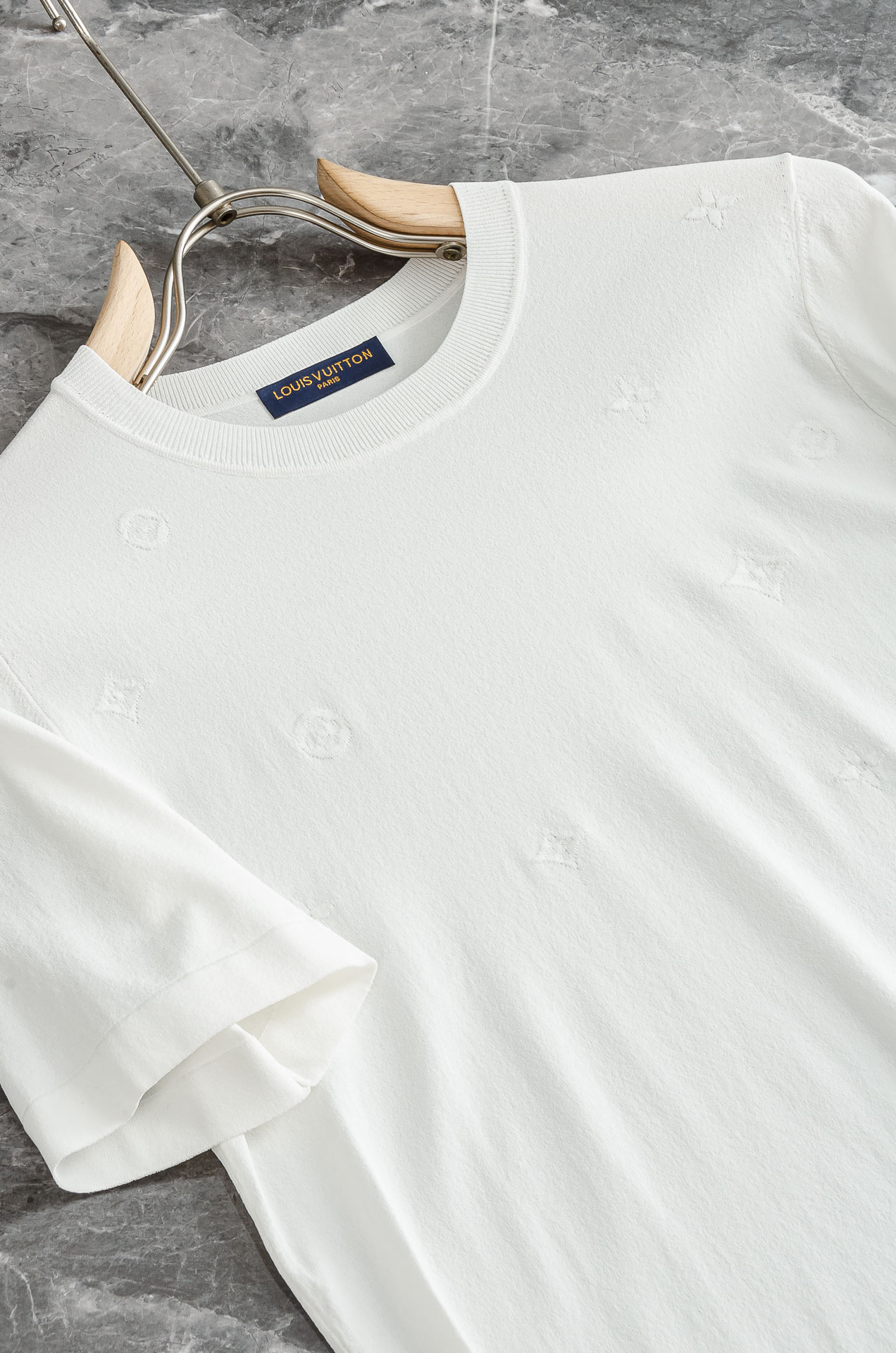 Louis Vuitton Men's White Knit Short Sleeve T-Shirt with Embossed Logos 4 o 1ipkhkia817i0b0mf8e1rm16c53