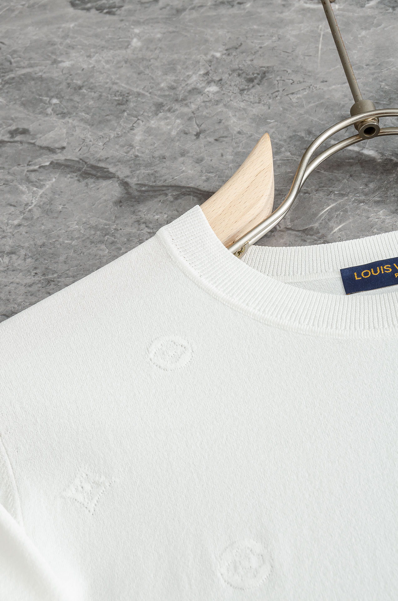 Louis Vuitton Men's White Knit Short Sleeve T-Shirt with Embossed Logos 8 o 1ipkhkia88rq1akci4h8cmddn4