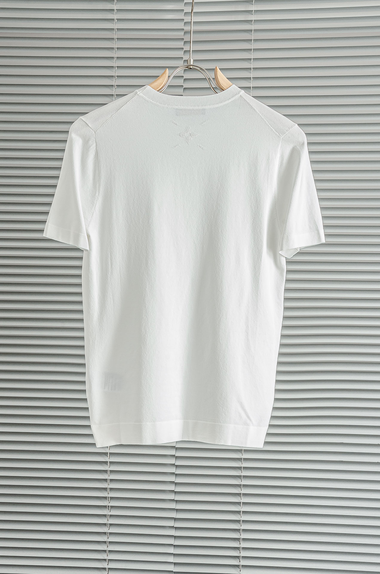 Louis Vuitton Men's White Knit Short Sleeve T-Shirt with Embossed Logos 10 o 1ipkhkia8dso1a9j1dvs16911s9m2