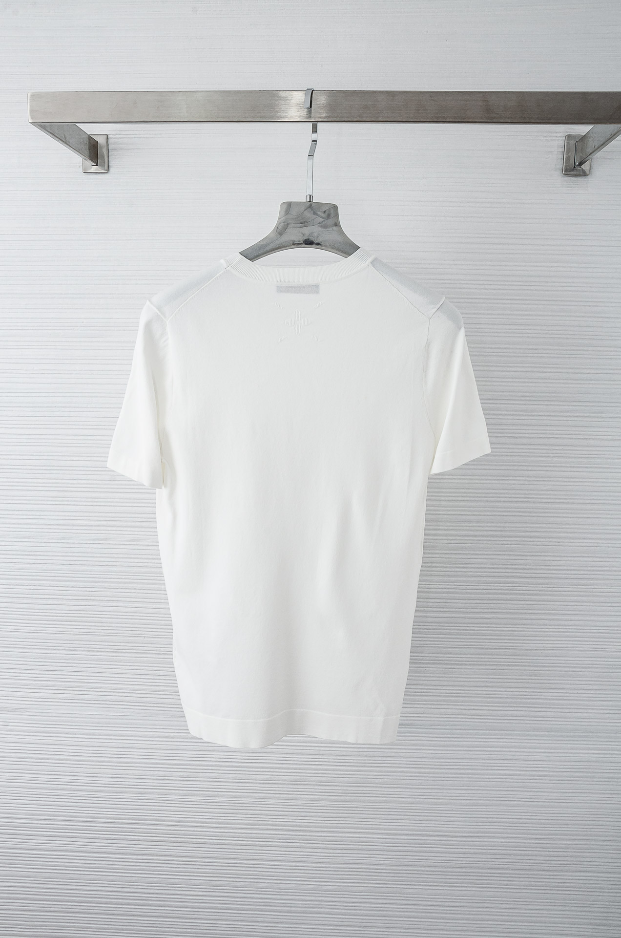 

 LV  2025ss春夏新品 男士针织圆领短袖衫！衣身经典提花图案！！采用纤维超细与高弹的伊力特纱