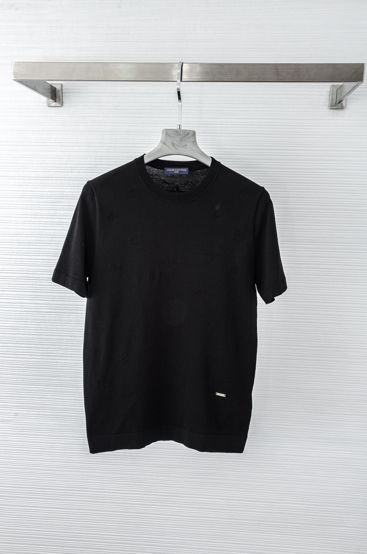 。

 LV  2025ss春夏新品 男士针织圆领短袖衫！衣身经典提花图案！！采用纤维超细与高弹的伊力特