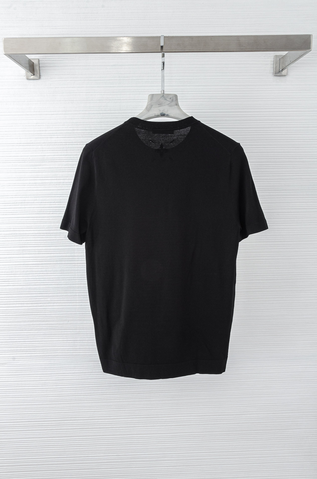 。

 LV  2025ss春夏新品 男士针织圆领短袖衫！衣身经典提花图案！！采用纤维超细与高弹的伊力特