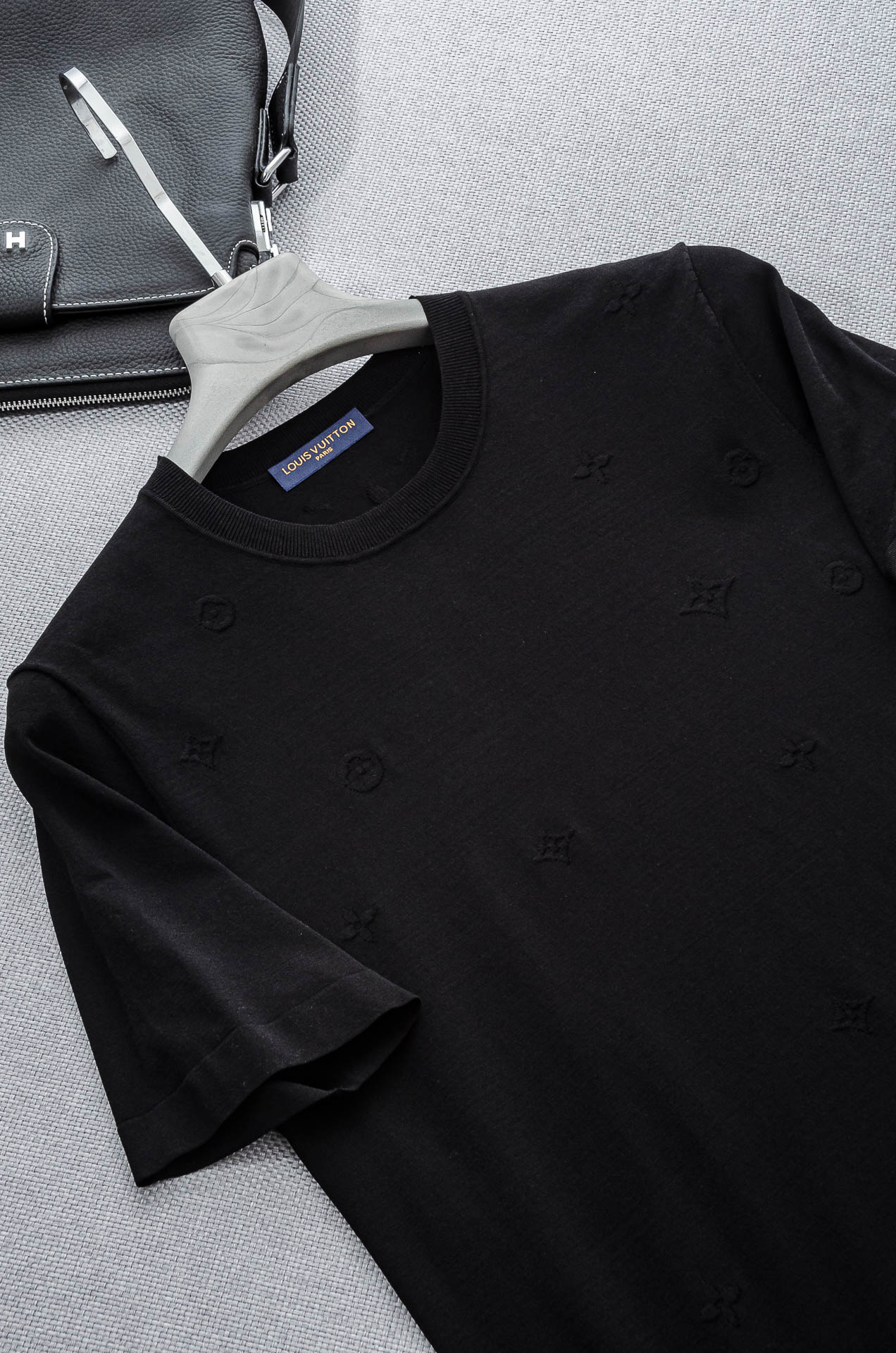 。

 LV  2025ss春夏新品 男士针织圆领短袖衫！衣身经典提花图案！！采用纤维超细与高弹的伊力特