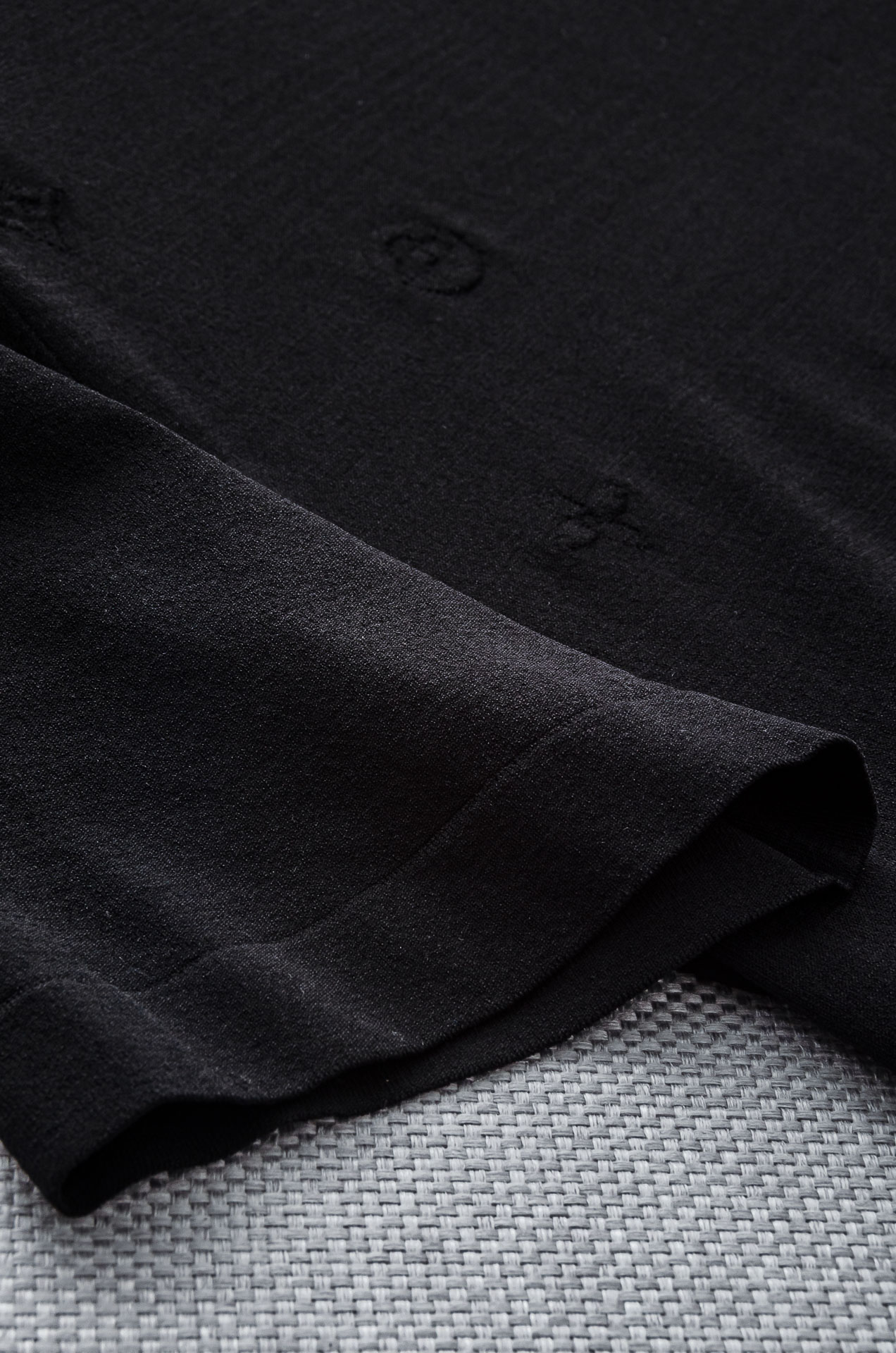 。

 LV  2025ss春夏新品 男士针织圆领短袖衫！衣身经典提花图案！！采用纤维超细与高弹的伊力特