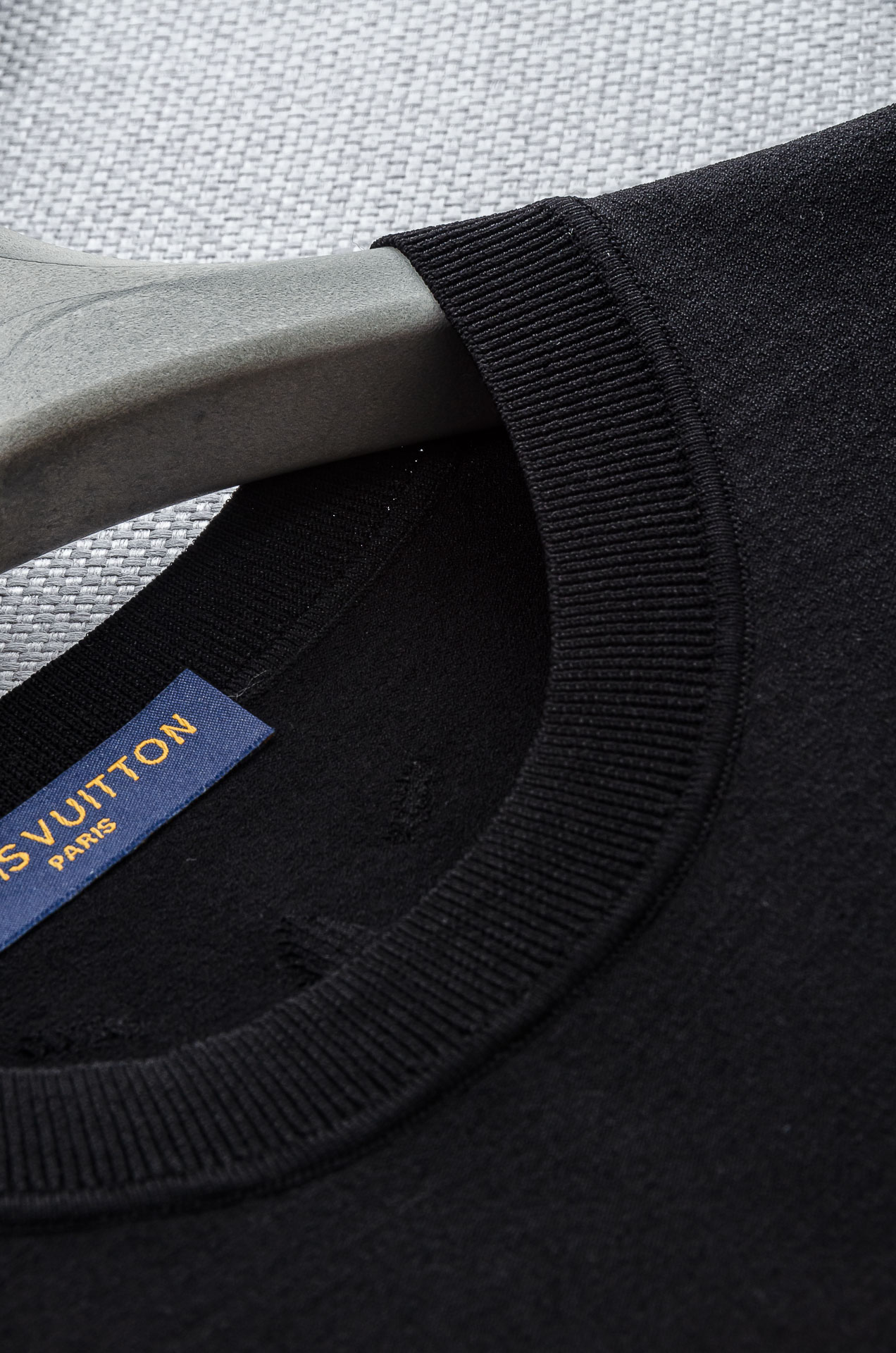 。

 LV  2025ss春夏新品 男士针织圆领短袖衫！衣身经典提花图案！！采用纤维超细与高弹的伊力特