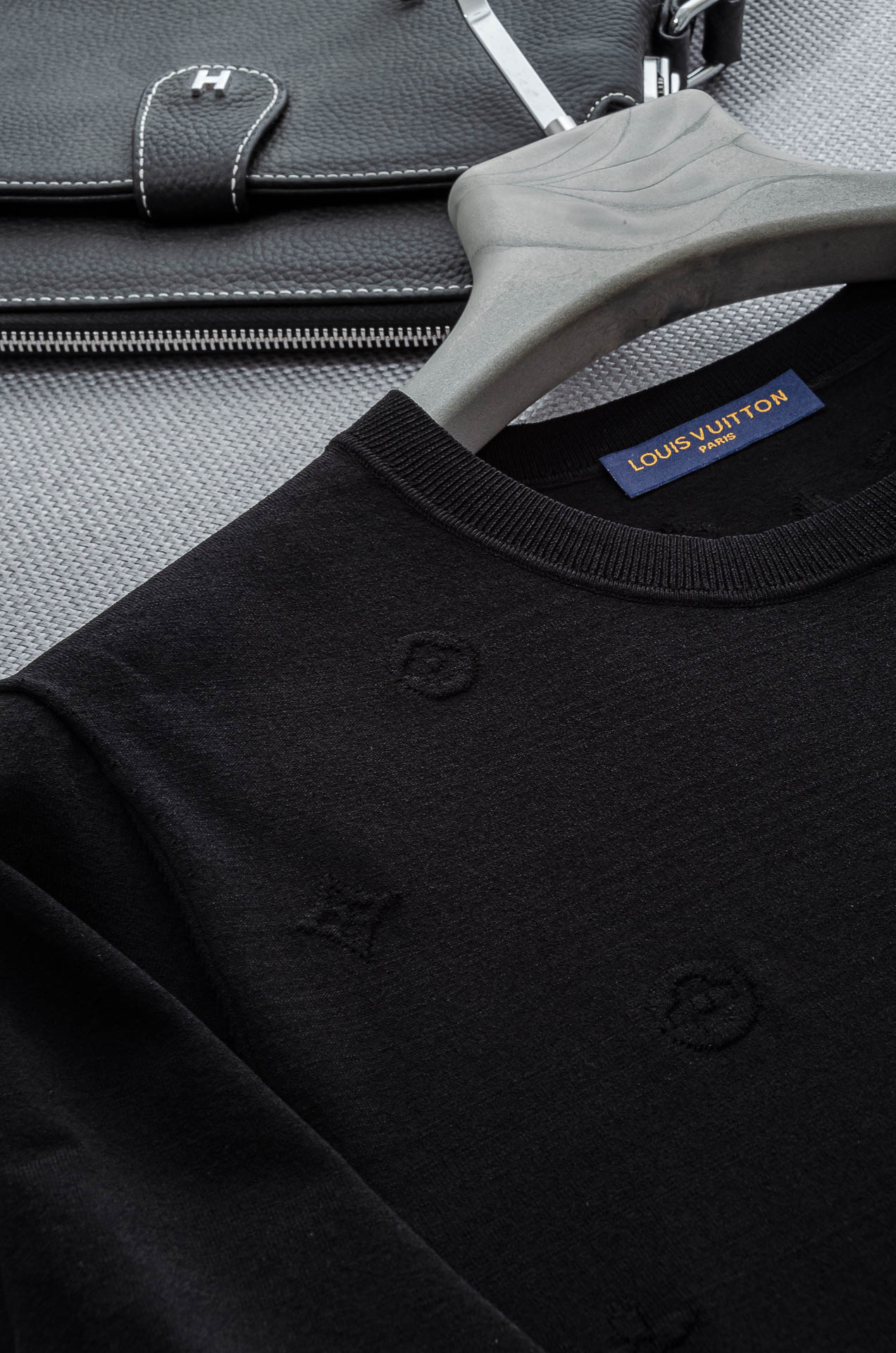 。

 LV  2025ss春夏新品 男士针织圆领短袖衫！衣身经典提花图案！！采用纤维超细与高弹的伊力特