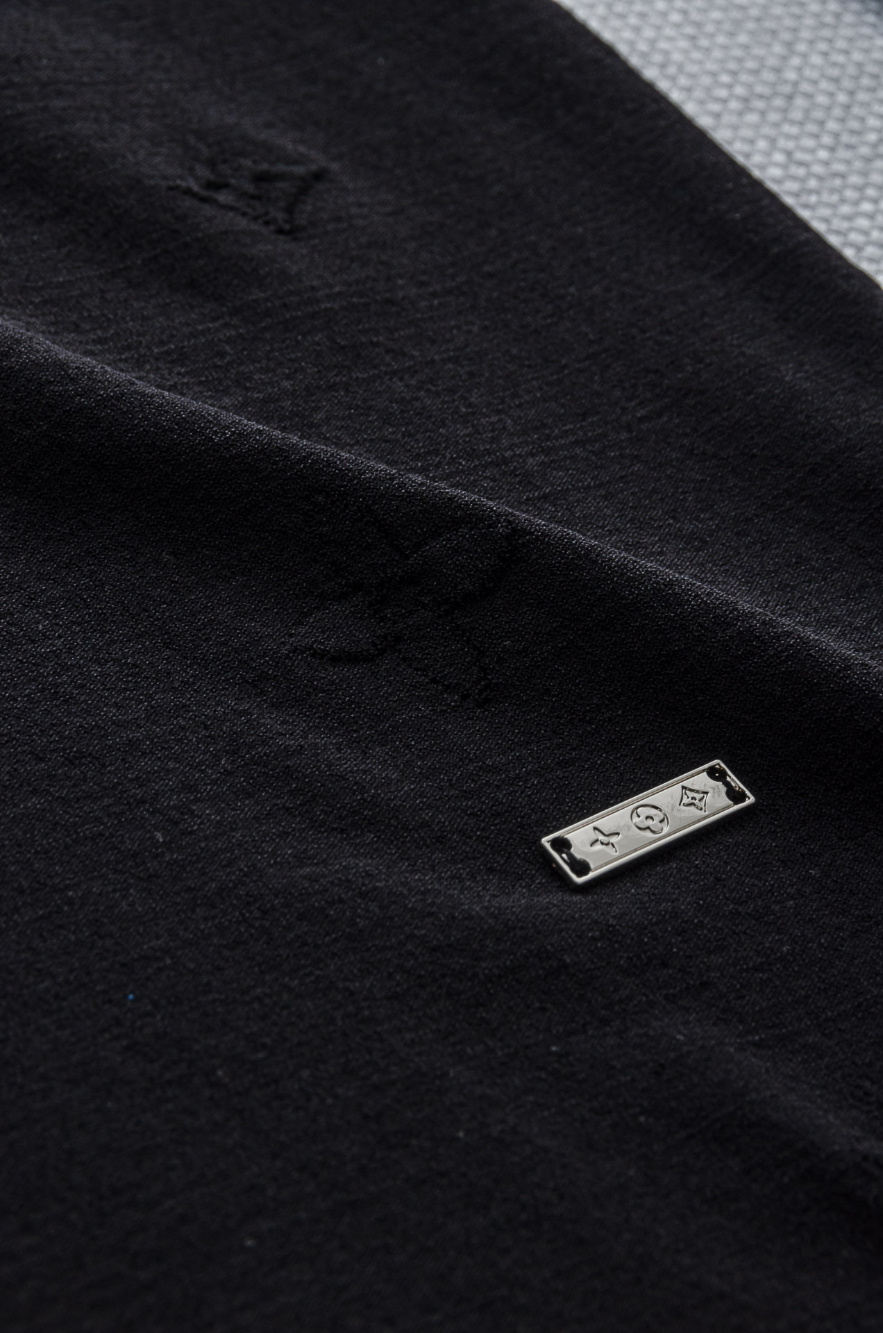 。

 LV  2025ss春夏新品 男士针织圆领短袖衫！衣身经典提花图案！！采用纤维超细与高弹的伊力特