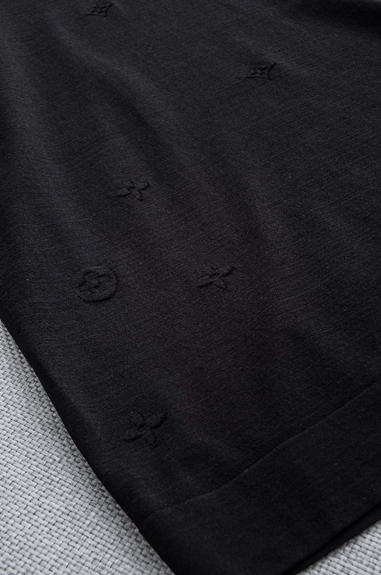 。

 LV  2025ss春夏新品 男士针织圆领短袖衫！衣身经典提花图案！！采用纤维超细与高弹的伊力特