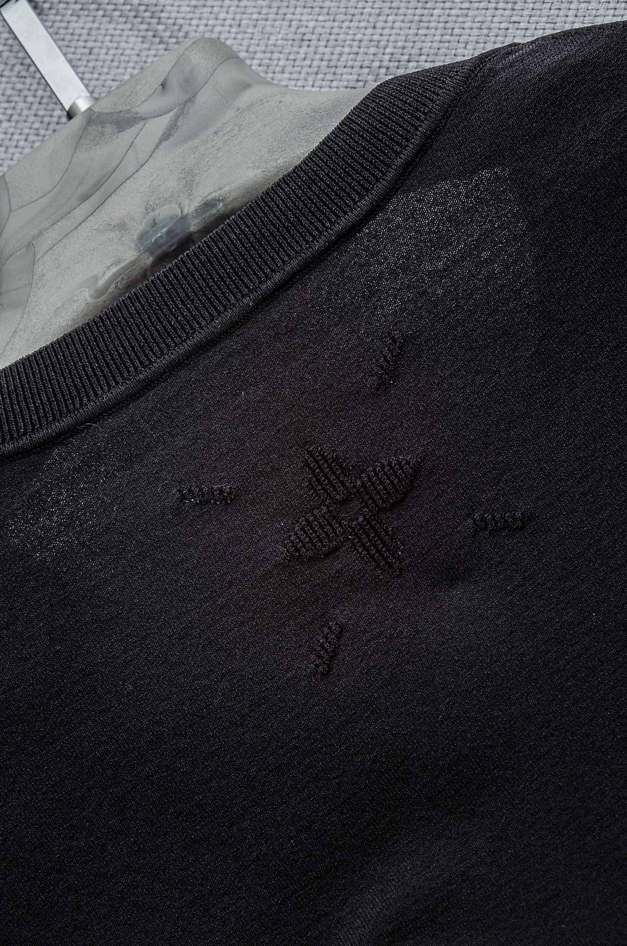 。

 LV  2025ss春夏新品 男士针织圆领短袖衫！衣身经典提花图案！！采用纤维超细与高弹的伊力特