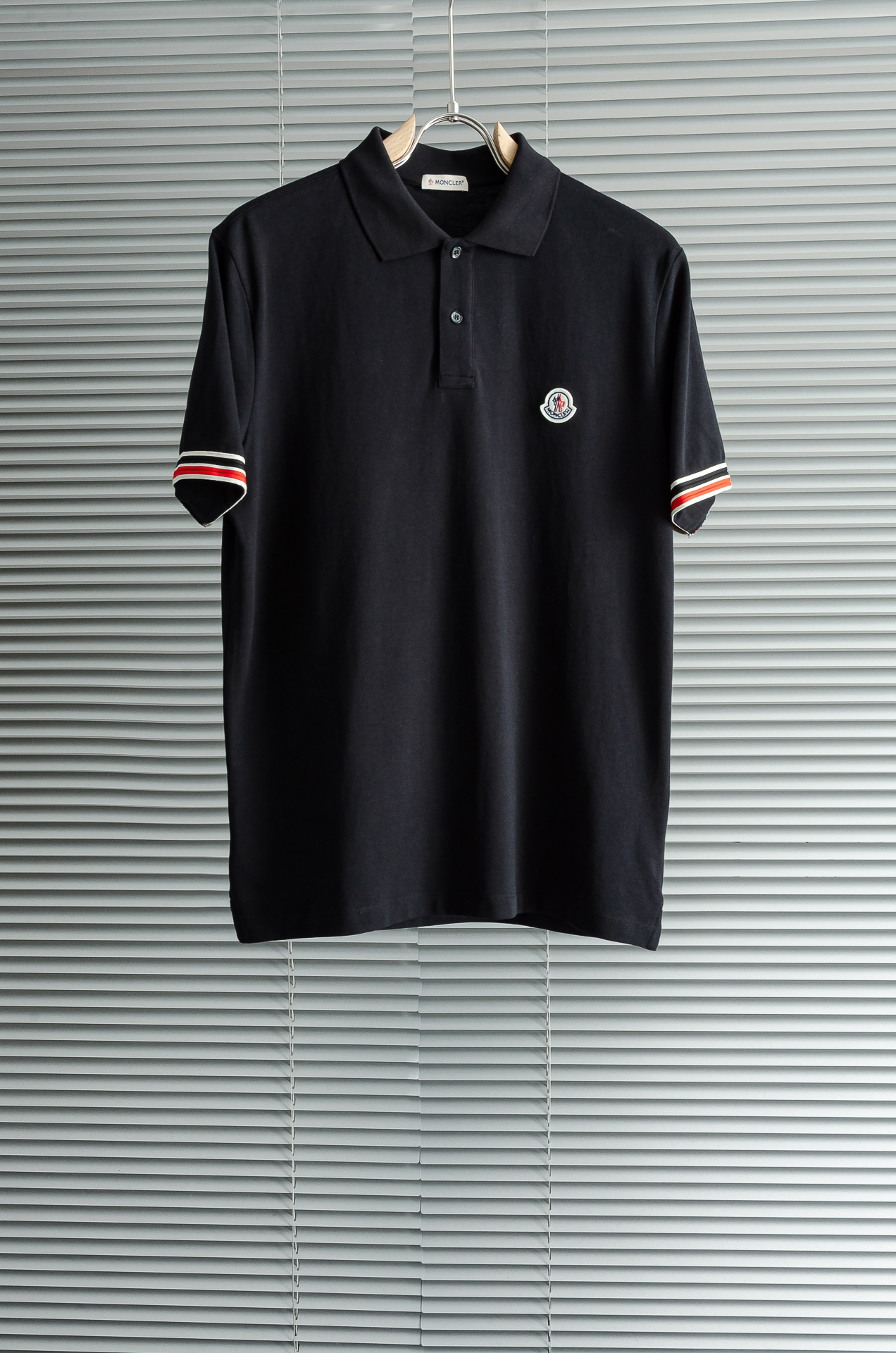 NO:451253,New# Famont original single ~ Men's beaded flooring lapel polo shirt This polo is made of cotton beaded floor mesh fabric and is refined in an Italian workshop. It is decorated with Famont logo embroidery, which presents a slim fit style. Simple, fashionable and versatile, high-end quality, three-dimensional embroidery logo design on the chest, customized imported double-strand mercerized beaded flooring fabric, comfortable to wear, breathable, high-quality, very textured. Simple, generous and decent, fashionable and unique, the upper body is casual and casual, handsome and stylish, showing the temperament of a big brand. Men's style, black blue white, M-XXL size, alexander wang19860909New#  法蒙原单精品~男士珠地棉翻领polo衫 这款polo选用棉质珠地网眼布面料打造,于意大利工坊精制而成.饰有法蒙徽标刺绣,呈现修身版型.简洁时尚百搭,高端品质,胸前立体刺绣logo设计,定制进口双股丝光珠地棉面料,穿着舒适 透气 档次高很有质感.简单大方得体,时尚不失个性,上身休闲随性,帅气有型,彰显大牌气质. 男款,黑色 蓝色 白色,M-XXL码,,alexander wang,Men's clothing