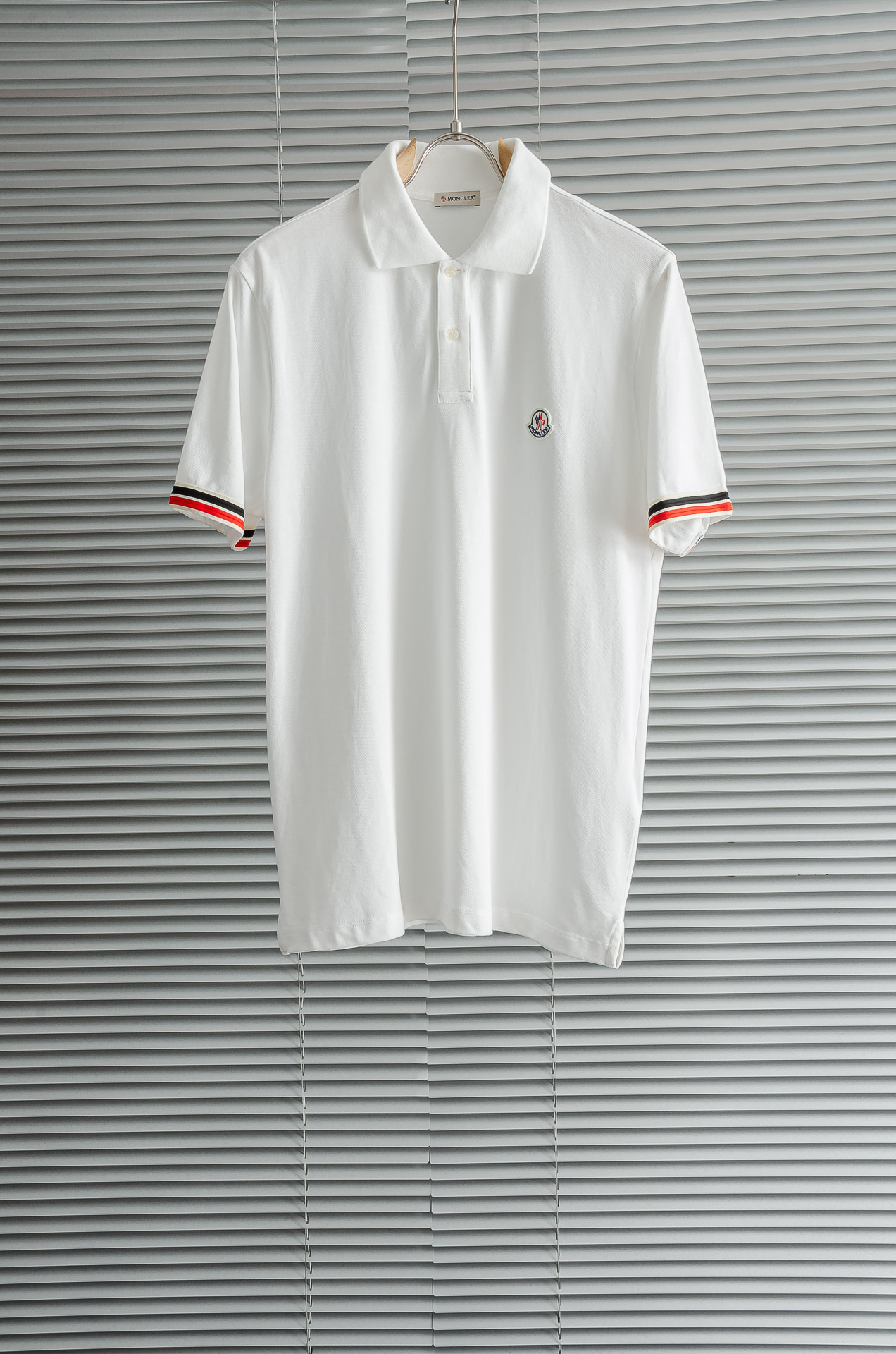 NO:451259,New# Famont original single ~ Men's beaded flooring lapel polo shirt This polo is made of cotton beaded floor mesh fabric and is refined in an Italian workshop. It is decorated with Famont logo embroidery, which presents a slim fit style. Simple, fashionable and versatile, high-end quality, three-dimensional embroidery logo design on the chest, customized imported double-strand mercerized beaded flooring fabric, comfortable to wear, breathable, high-quality, very textured. Simple, generous and decent, fashionable and unique, the upper body is casual and casual, handsome and stylish, showing the temperament of a big brand. Men's style, black blue white, M-XXL size, alexander wang19860909New#  法蒙原单精品~男士珠地棉翻领polo衫 这款polo选用棉质珠地网眼布面料打造,于意大利工坊精制而成.饰有法蒙徽标刺绣,呈现修身版型.简洁时尚百搭,高端品质,胸前立体刺绣logo设计,定制进口双股丝光珠地棉面料,穿着舒适 透气 档次高很有质感.简单大方得体,时尚不失个性,上身休闲随性,帅气有型,彰显大牌气质. 男款,黑色 蓝色 白色,M-XXL码,,alexander wang,Men's clothing