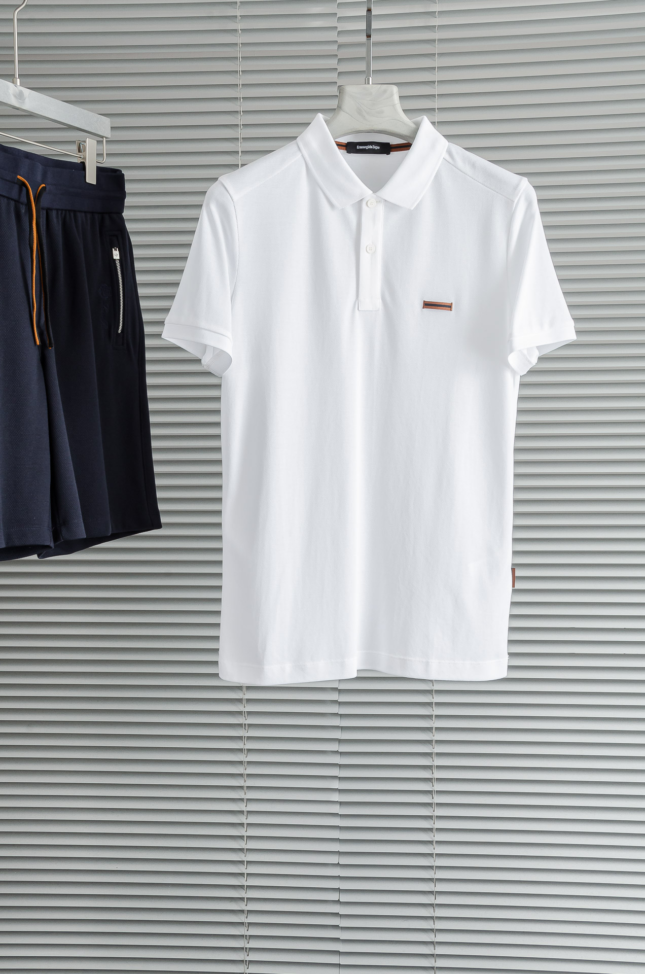 NO:451214,New# zeg# : an -. Jay#ny, Yass The latest summer liquid ammonia long velvet cotton honeycomb mesh with silky smooth texture and delicate embroidered men's lapel short-sleeved polo shirt, the new Polo shirt that best shows the summer style, is still a minimalist design, but it is fashionable and brilliant enough!  It is selected and manufactured by imported high-quality mesh flooring cotton fabric, made of cotton ingredients, and breathable mesh holes with a strong texture on the surface of the fabric. It is very breathable and comfortable to wear, and has excellent moisture absorption and drainage. It will not feel stuffy and greasy at all!  The contrasting strip rib splicing on the lapel and cuffs will not be too monotonous visually. The classic three-dimensional logo on the chest is embroidered with simple small logo, three-dimensional and full. The fineness of the embroidery is to feel it. It is low-key, elegant and not ostentatious, and is very suitable for professional dressing choices!  The basic and conventional straight-tube tailoring design finds a balance point in matching, taking into account both business and casual styles, and can better show the men's practical and streamlined appearance!  Size M-XXXL, T-shirt,alexander wang19860909New# zeg# : an -. 杰#尼,亚 ss 夏季最新款液氨长绒棉蜂窝状网眼珠地丝滑柔顺肌理细腻刺绣男士翻领短袖polo衫,最能展现夏季穿搭风格的新品Polo衫,依旧是极简主义风格的设计,却足够时髦出彩！ 甄选客供进口优质网眼珠地棉布制成,棉成分打造,面料表面肌理感十足的透气网孔,穿着起来非常的透气舒爽,吸湿排干性优越,完全不会觉得闷热腻身！翻领及袖口撞色条形罗纹拼接,在视觉上不会过于单调,胸前经典字立体标识刺绣 简简单单的小logo,立体而又饱满,刺绣的精细度来看绣线针脚来感受,低调有品不张扬,非常适合职业着装的选择！基础常规的直筒版型剪裁设计,在搭配中找到平衡点,商务休闲风格兼顾,更能展示出男士们实干精简面貌！ 尺码M-XXXL,,T-shirt,alexander wang,Men's clothing