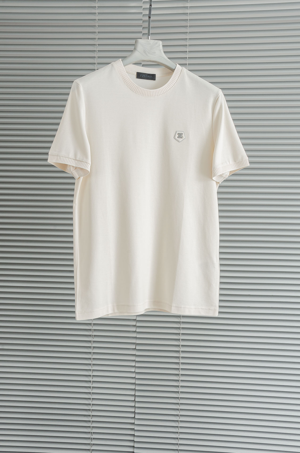 NO:451289,New# Zegna 2025SS Hexagonal honeycomb beaded ground texture imported Pima long velvet cotton (Cotton Aristocratic) fixed-woven ribbed collar men's round short-sleeved shirt The imported Pima cotton hexagonal honeycomb beaded ground process cannot be done by a simple factory. This fabric is exclusively provided by German mechanical textile equipment. The honeycomb beaded floor fabric is exclusively provided by the honeycomb beaded floor fabric. The yarn is made of cotton aristocratic pima cotton. It is made of bionics and special needles to wove the fabric surface to form a hexagonal structure similar to the honeycomb. It makes the fabric better breathability and crispness, and it is imported full-ma cotton. In terms of textile technology and fabric composition, it is remarkable. Use imported Pima cotton fabric, and the overall touch is comfortable and smooth, light and textured. Although the fabric seems thin, it has a special sense of dignity!  The feel is far superior to the fabric made of pure cotton. The unique honeycomb texture feels like the fabric, soft and skin-friendly, sweat-absorbing and breathable, has strong stability and color-fixedness. It is also extremely superior in wear-resistant and wrinkle resistance after long-term wear. It has enough weight and delicate feel. It is definitely not the ordinary goods on the market. The overall cut is not too complicated. On the basis of retaining the classic style, it has made the style to the extreme. The wide straight-tube style can fit everyone's shape well with the characteristics of the fabric, and then sew it with neat stitches, which not only creates a different temperament, but also reflects the unique exquisite clothes making skills!  The style is simple and elegant, and the details are ultimate. The steady and classic lapels are ironed and processed many times at high temperatures, which makes the collar surface consistently crisp and not easy to deform. Exclusive trade channels provide, regardless of price or quality, and can perfect all kinds of so-called channels and versions. Such top-notch ruthless goods, a must-have high-end men's quality, and the quality can stand the test. There is no pressure to enter the counter at will!  !  Size M-XXXL (48-56), zegna, T-shirt, alexander wang19860909New#  Zegna 杰尼亚2025SS六角蜂窝状珠地纹路肌理进口Pima匹马长绒棉（棉中贵族）定织罗纹领男士翻圆短袖衫 进口匹马棉六角蜂窝珠地工艺不是一个简简单单的工厂就可以做到的,这款面料是引进德国机械纺织设备专属打造独家提供的蜂窝珠地面料,蜂窝珠地面料,纱线选用棉中贵族pima棉,利用仿生学用特殊针法织造,让面料表面形成类似于蜂窝样的六角形结构.让面料具有更好的透气性,与挺括感而且是进口全匹马棉,论纺织技术还是面料成分都是可圈可点 选用进口匹马棉面料,整体触感舒适爽滑、轻盈有质感,尽管面料看似轻薄却富有特别的尊贵感！手感远远优越与纯棉材质的面料,独特的蜂窝肌理感似的面料手感,柔软亲肤,吸汗透气,具有强效的稳定性与固色性,久穿耐磨抗皱性能也异常的优越,克重足量,手感细腻,绝不是市面上那些普通货,整体上裁剪无过多复杂,在保留经典版型的基础上,却把风格化做到极致.宽阔直筒的版型经过面料的特性,能很好的贴合每个人的形体,再以工整的线迹缝制,不仅塑造出别样的气质感,也体现出了独有的精湛制衣技巧！版型简洁大气又在细节上做到了极致,稳重经典的翻领多次高温熨烫加工定型,才令领面一贯挺括不易变形.独家贸易渠道奉献,无论价格还是品质,都能完爆各种所谓的渠道和版本,如此顶级的狠货,高端男士必备精品,品质经得起检验,随意进入柜台毫无压力！！ 尺码M-XXXL（48-56）,,zegna,T-shirt,alexander wang,Men's clothing