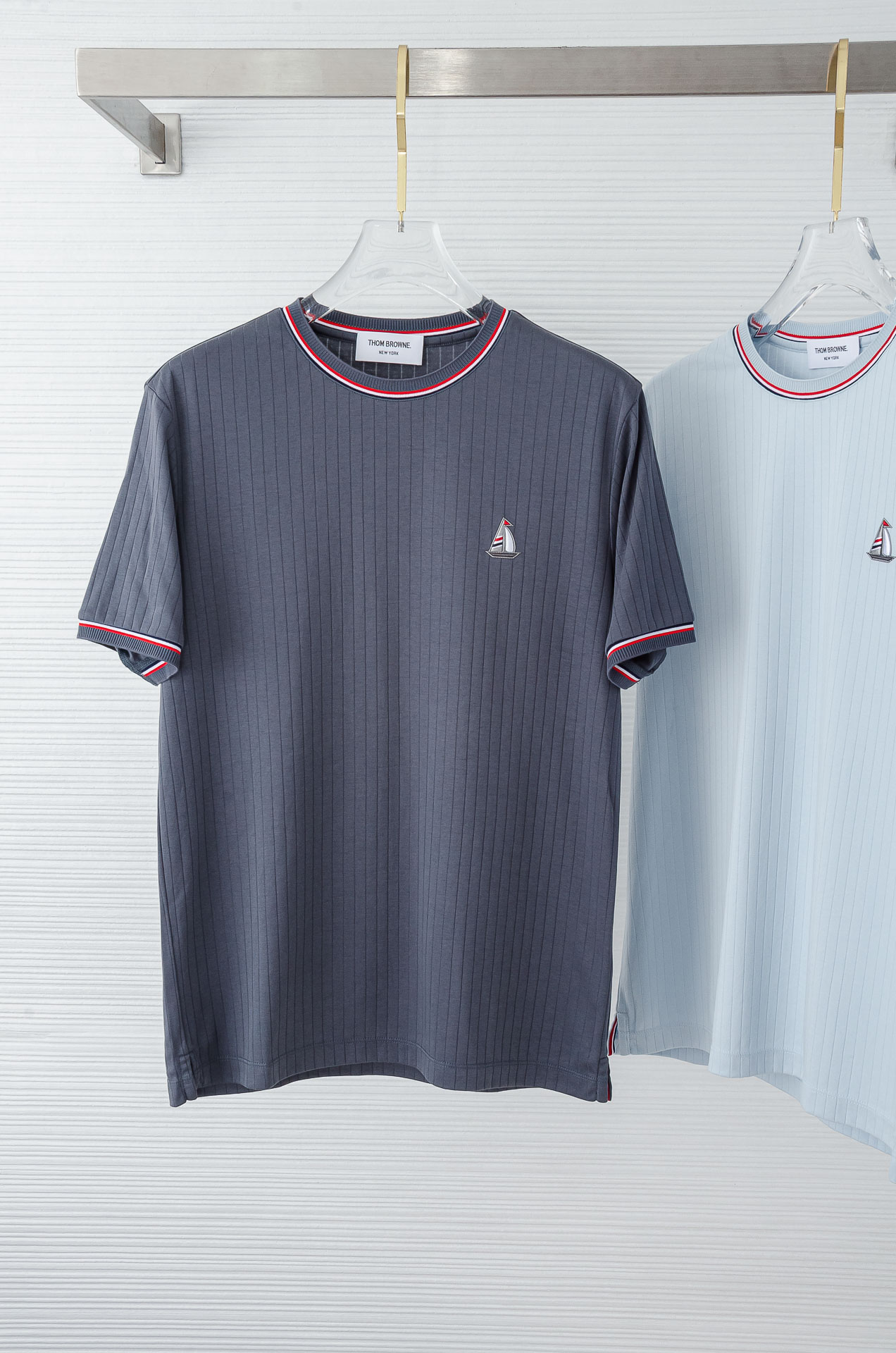 TB -2025ss 会呼吸的面料100%匹马棉胸前标志性装饰竖条纹肌理感男士圆领短袖T恤衫面料精选生长