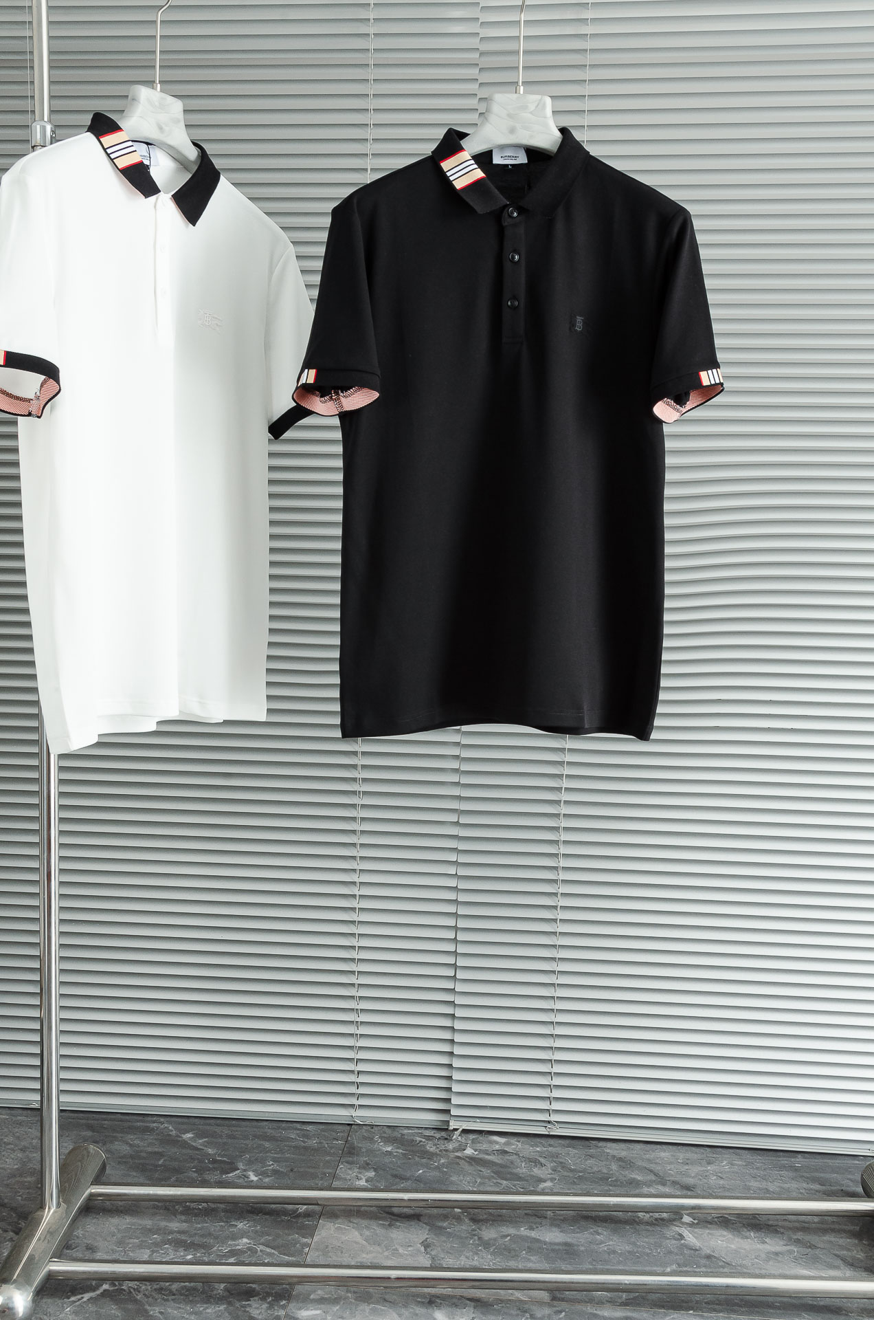 NO:451222,New# BBR- Burberry // Men's business and casual solid color lapel short-sleeved POLO shirt #Customers supply imported bead floor cotton fabrics, selected high-quality long-length cotton raw materials, the fabric attributes are all excellent, the mesh structure is delicate and natural, after washing, the texture becomes more affinity, the comfort and breathability are perfect, the touch experience is self-evident, and the ultimate luxury enjoyment!  Details are exquisite and perfect, and the craftsmanship is demonstrated everywhere. The fashionable three-button opening and closing placket is full of temperament, elegant and capable, with both styles and excellent versatility! Size 48-56 M-3XL, burberry, T-shirt, alexander wang19860909New#  BBR- 巴宝莉 //男士商务休闲纯色翻领短袖POLO衫#客供进口珠地棉面料,甄选上等长绒棉花原料,面料属性皆为上乘,网眼结构细腻自然,经过水洗后,肌理变得更具亲和力,舒适性与透气性完美兼备,触感体验不言而喻,奢华极致享受！细节精致出挑,品相完美如斯,处处彰显出匠心工艺,时尚三扣开合门襟,上身满满的气质感,优雅且干练,型格兼具,百搭实穿性极好的一款POLO衫! 尺码48-56 M-3XL,,burberry,T-shirt,alexander wang,Men's clothing