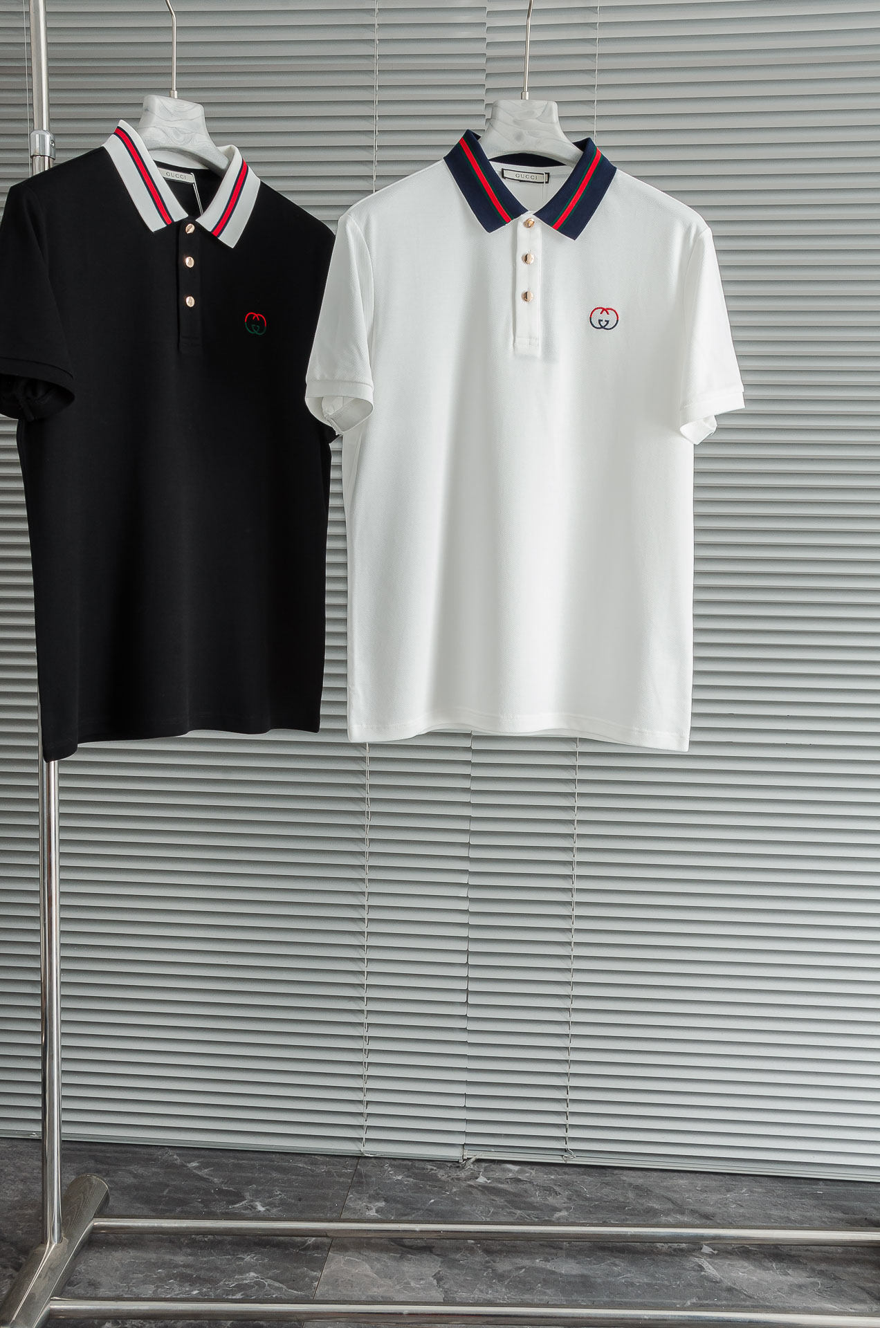 NO:451230,New# Gucc#*i. Gu/Chi// Men's business and casual solid color lapel short-sleeved POLO shirt #Customers supply imported bead floor cotton fabrics, selected high-quality long-length cotton raw materials, the fabric attributes are all excellent, the mesh structure is delicate and natural, after washing, the texture becomes more affinity, the comfort and breathability are perfect, the touch experience is self-evident, and the ultimate luxury enjoyment!  Details are exquisite and perfect, and the craftsmanship is demonstrated everywhere. The fashionable three-button opening and closing placket is full of temperament, elegant and capable, with both styles, and a versatile and practical wearable style! Size 48-56 M-3XL, gucci, T-shirt, alexander wang19860909New#  Gucc#*i. 古/驰//男士商务休闲纯色翻领短袖POLO衫#客供进口珠地棉面料,甄选上等长绒棉花原料,面料属性皆为上乘,网眼结构细腻自然,经过水洗后,肌理变得更具亲和力,舒适性与透气性完美兼备,触感体验不言而喻,奢华极致享受！细节精致出挑,品相完美如斯,处处彰显出匠心工艺,时尚三扣开合门襟,上身满满的气质感,优雅且干练,型格兼具,百搭实穿性极好的一款POLO衫! 尺码48-56 M-3XL,,gucci,T-shirt,alexander wang,Men's clothing