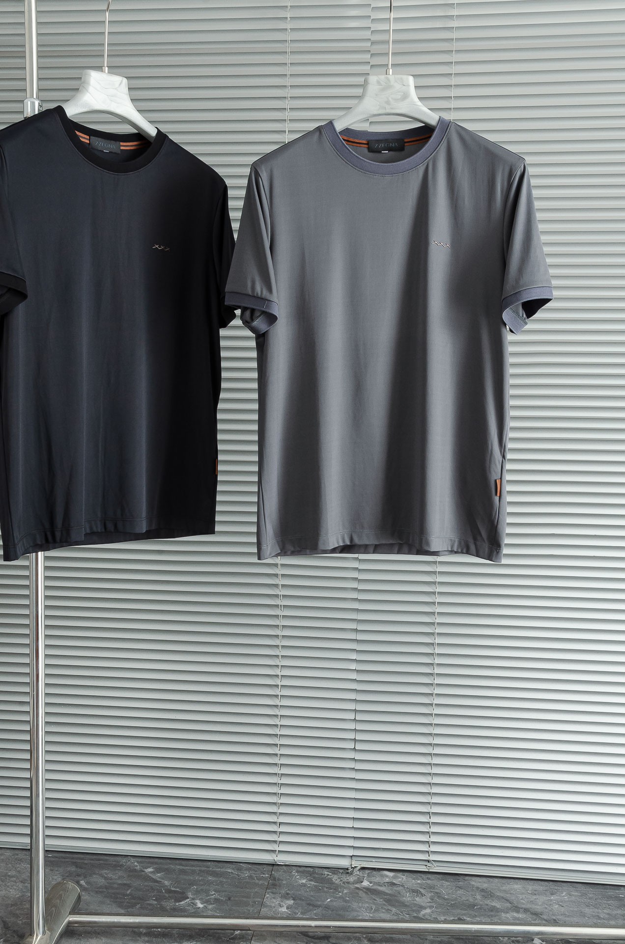 NO:626170,New# Zeg# na Ermenegildo Zegna's imported acetate fabric men's round neck short-sleeved T-shirt# Imported from Italy and supplied by customers, 50 polyester fiber 31 nylon 19  Spandex is used to create this high-end fashionable short-sleeved shirt, which comes from domestic first-tier big-name OEMs. Its feel is far superior to ordinary cotton T-shirts on the market. The upper body feels more breathable and soft, and it is refreshing and not close-fitting. It feels soft, smooth and cool, refreshing and non-sticky. It is more comfortable to wear and will not stick to the body or dry out.  The smooth feel gives better comfort, not sticky at all, and the texture is very good. It is fully mixed and woven, exuding a delicate color, not easy to deform and pilling, and is woven with the characteristics of fine texture, softness and skin-friendly. It has extremely high requirements for raw materials, the upper body is light and comfortable, the hand feels smooth and delicate, and the details reflect the sense of quality!  After hundreds of processes, the surface is shiny and creates a sense of luxury and luxury!  It shows the high-street temperament. The fine and neat routing also enhances the texture of the entire dress. The high-end and elegant style instantly reflects the overall extraordinary style!  !  !  Color black, gray, [size] M-3XL,,zegna,T-shirt,tees,t-shirt,alexander wang19860909New# Zeg# na 杰尼亚客供进口醋酸纤维面料男士圆领短袖T恤衫# 来自意大利进口客供面料,50聚酯纤维31 锦纶19 氨纶打造出这款高端时尚短袖,来自国内一线大牌代工厂,手感远远优越于市面上普通棉质T恤衫,上身触感更加的透气舒柔,并且清爽不贴身,手感柔软、光滑凉爽、清爽不粘身,穿着起来舒适度更高,不会黏在身上,干爽手感赋予更佳的舒适感,丝毫不黏腻,质感非常的赞,充分混合织造,散发出细腻色泽,不易变形不易起球,以质地细腻柔软亲肤为特点织造而成,对原材料的要求极高,上身轻盈舒适,手感爽滑细腻,细节体现着品质感！经过了上百道工艺,才成就了表面呈现光泽感,塑造出华丽与奢侈感！尽显高街气质.走线细密整齐,亦是提升了整件衣服的质感,高端优雅的格调,瞬间就将整体的不凡风格体现出来！！！ 颜色黑色、灰色、【尺码】M-3XL,,zegna,T-shirt,tees，t-shirt,alexander wang,Men's clothing
