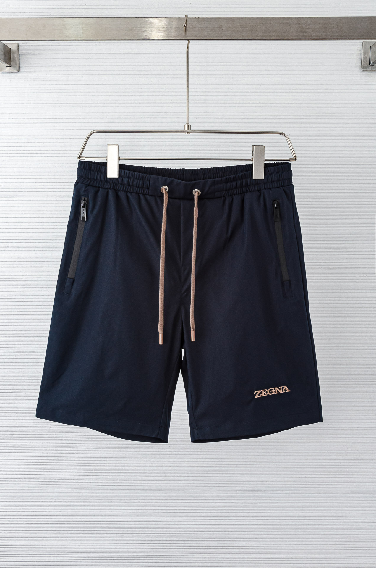 。

 Ze#  gna  .杰尼亚2025ss轻薄尼龙男士抽绳短裤#高端时尚休闲系列，该裤装取材于进口