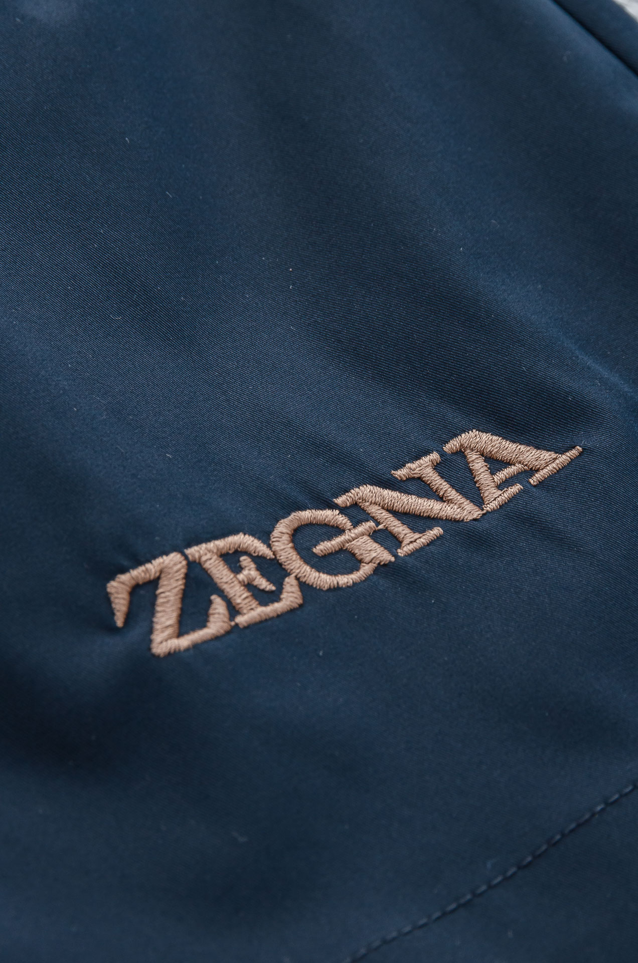 。

 Ze#  gna  .杰尼亚2025ss轻薄尼龙男士抽绳短裤#高端时尚休闲系列，该裤装取材于进口