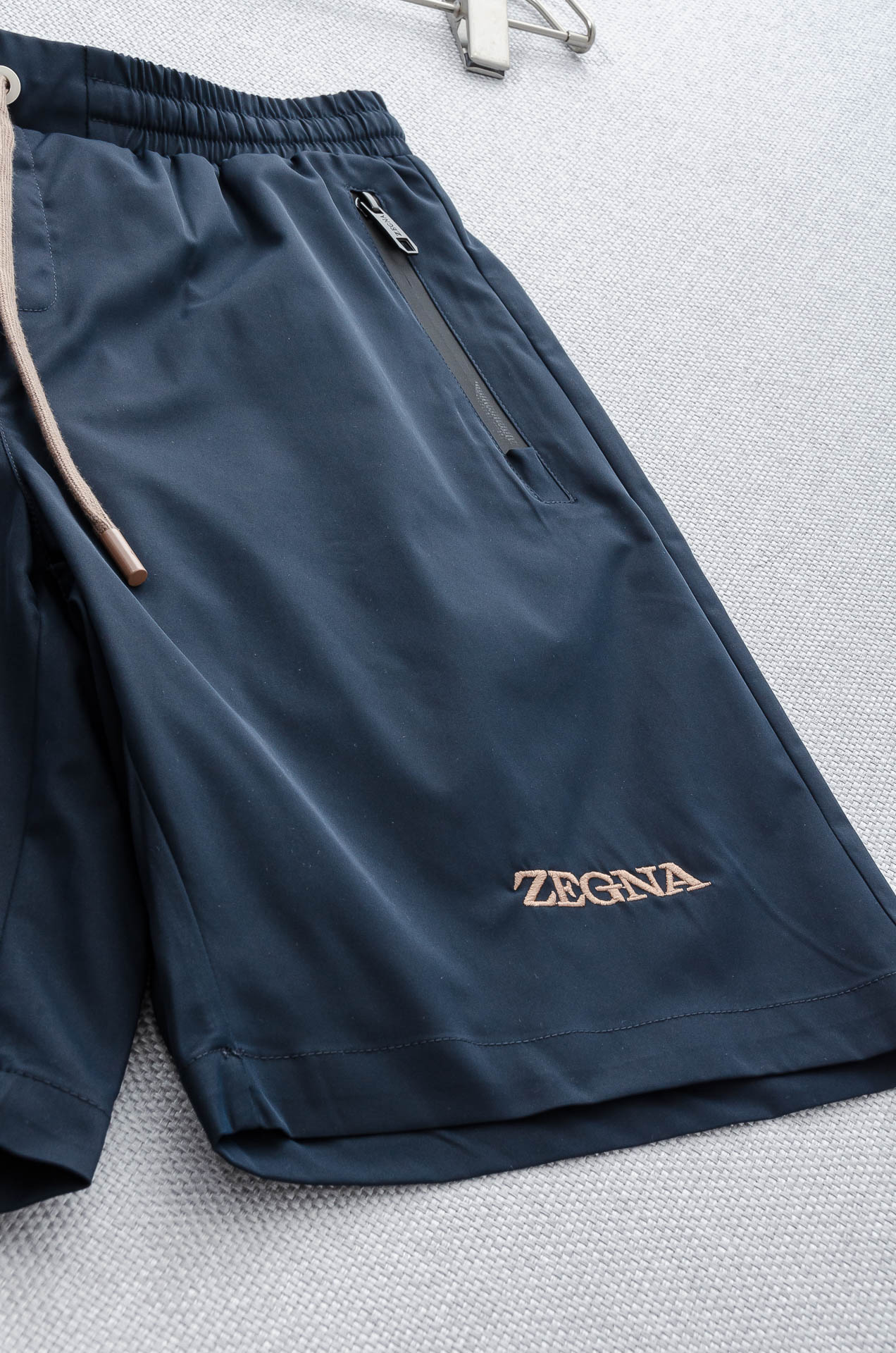 。

 Ze#  gna  .杰尼亚2025ss轻薄尼龙男士抽绳短裤#高端时尚休闲系列，该裤装取材于进口