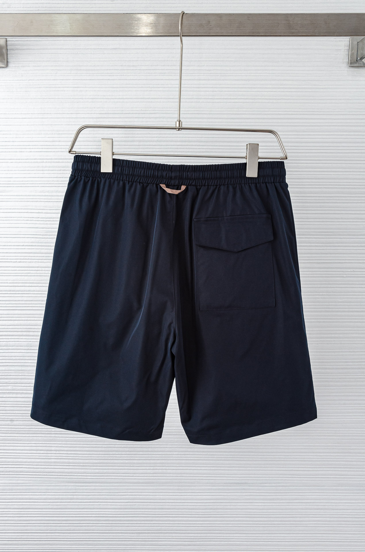 。

 Ze#  gna  .杰尼亚2025ss轻薄尼龙男士抽绳短裤#高端时尚休闲系列，该裤装取材于进口