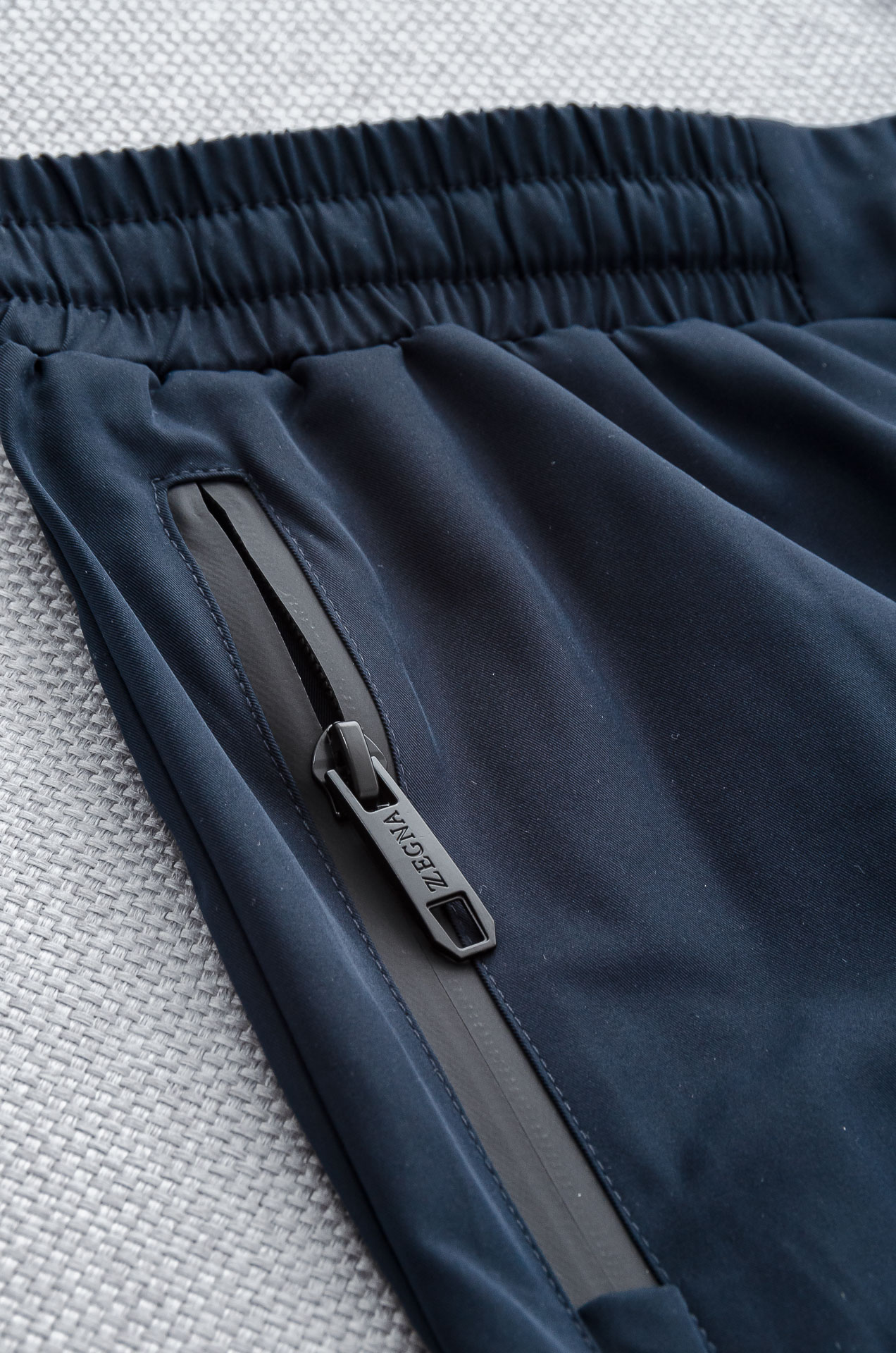 。

 Ze#  gna  .杰尼亚2025ss轻薄尼龙男士抽绳短裤#高端时尚休闲系列，该裤装取材于进口