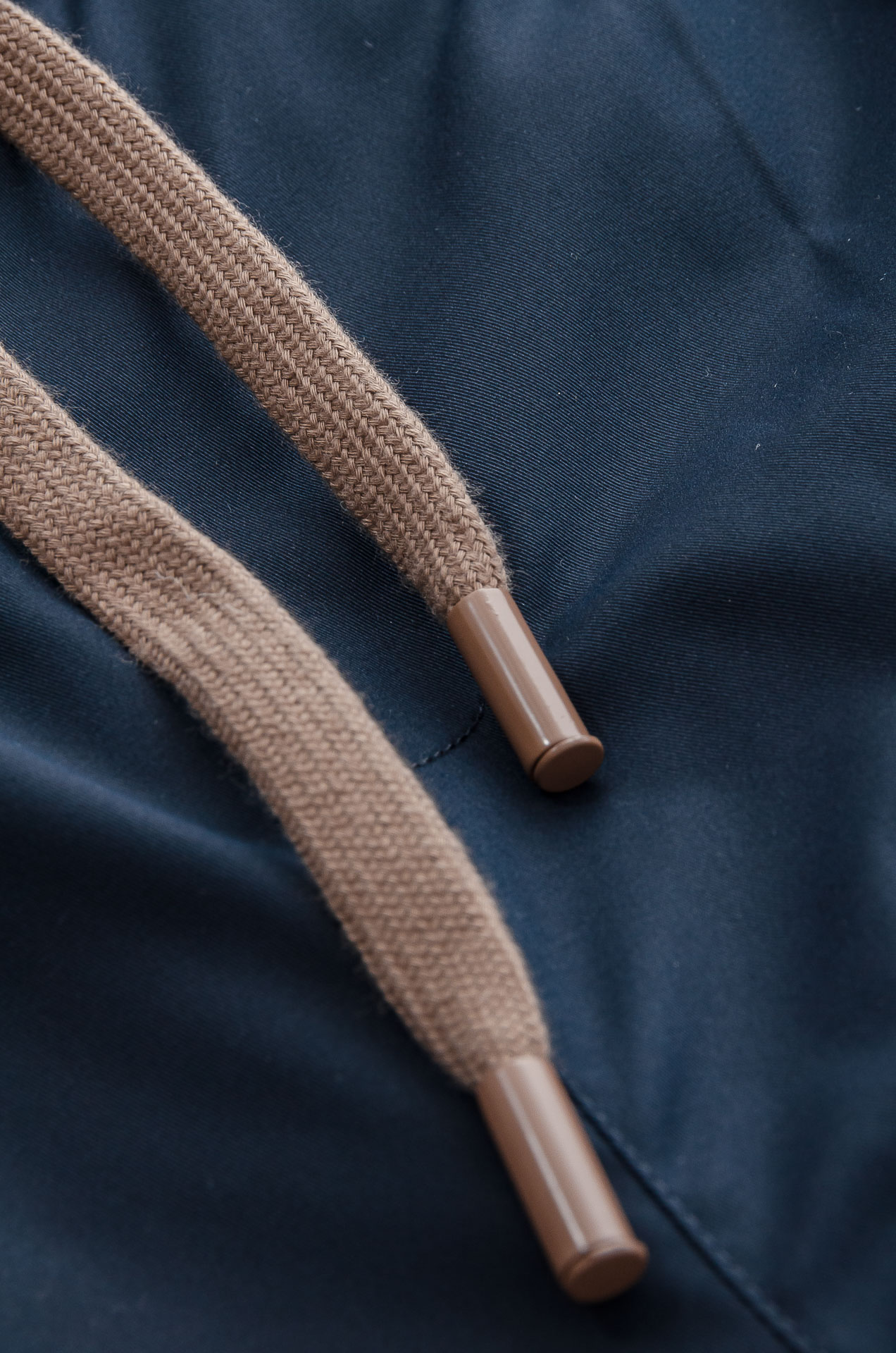 。

 Ze#  gna  .杰尼亚2025ss轻薄尼龙男士抽绳短裤#高端时尚休闲系列，该裤装取材于进口