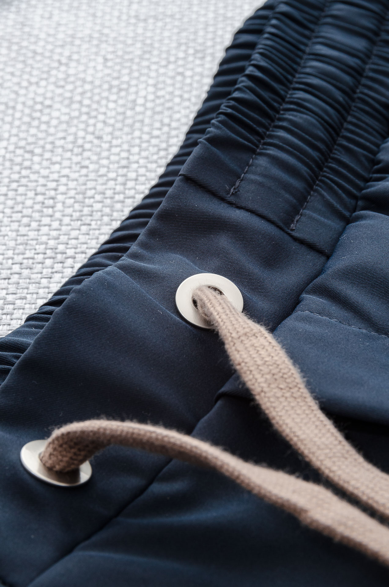 。

 Ze#  gna  .杰尼亚2025ss轻薄尼龙男士抽绳短裤#高端时尚休闲系列，该裤装取材于进口