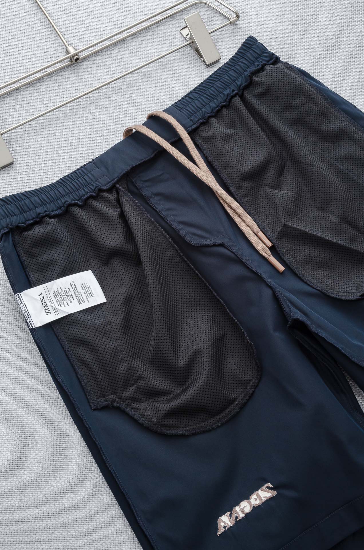 。

 Ze#  gna  .杰尼亚2025ss轻薄尼龙男士抽绳短裤#高端时尚休闲系列，该裤装取材于进口