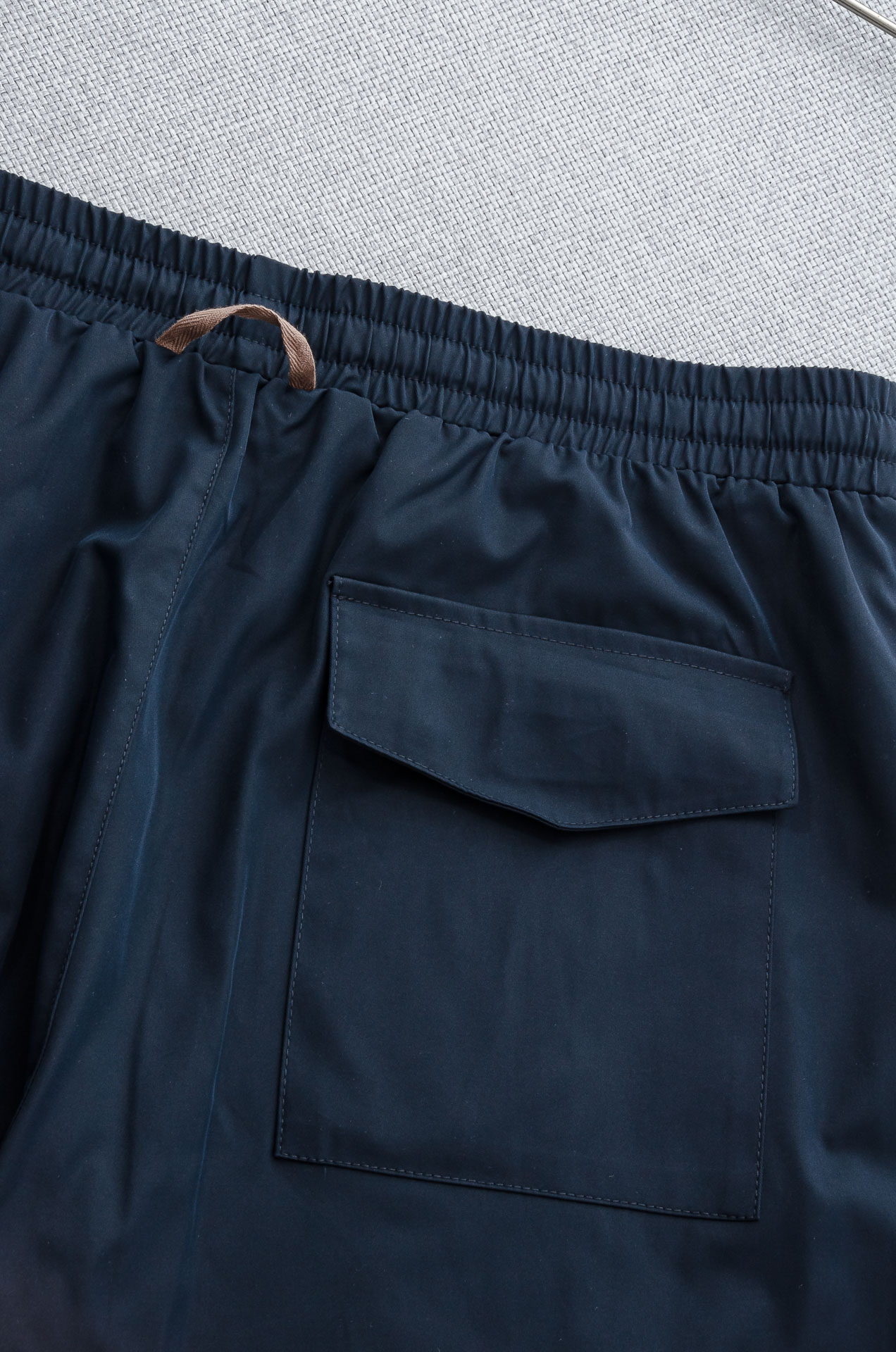 。

 Ze#  gna  .杰尼亚2025ss轻薄尼龙男士抽绳短裤#高端时尚休闲系列，该裤装取材于进口