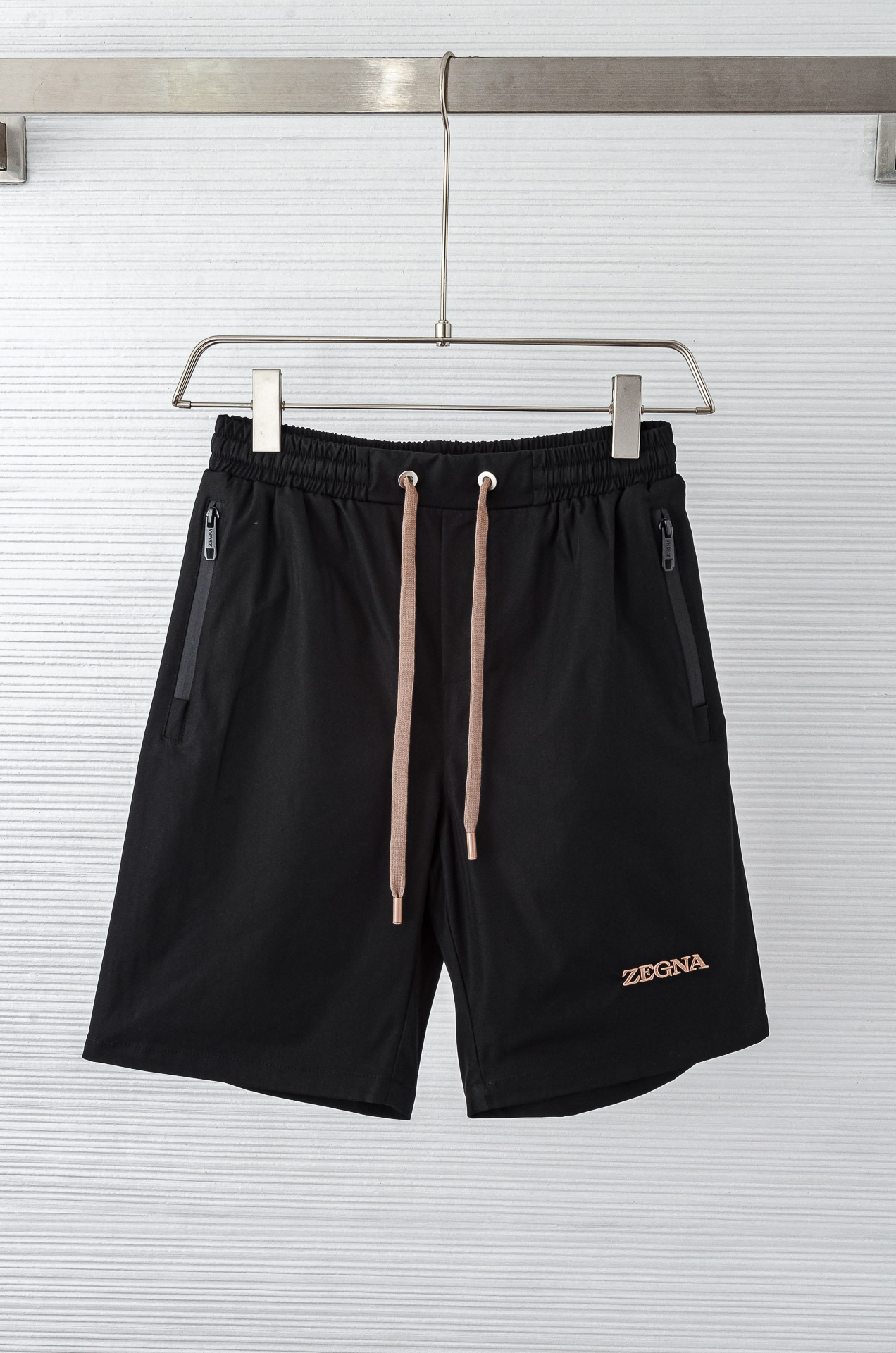 。

 Ze#  gna  .杰尼亚2025ss轻薄尼龙男士抽绳短裤#高端时尚休闲系列，该裤装取材于进口