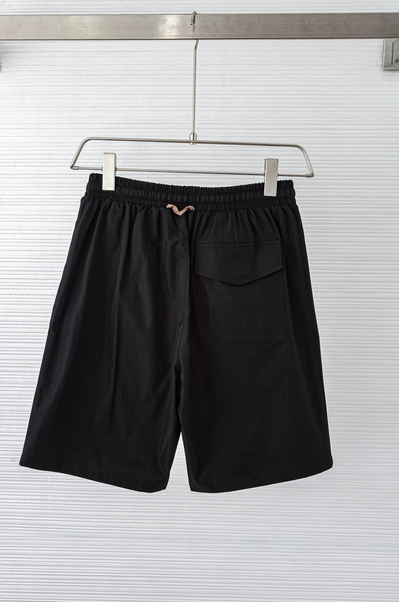 。

 Ze#  gna  .杰尼亚2025ss轻薄尼龙男士抽绳短裤#高端时尚休闲系列，该裤装取材于进口