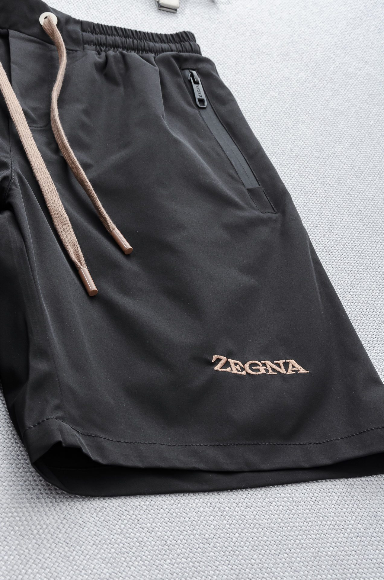 。

 Ze#  gna  .杰尼亚2025ss轻薄尼龙男士抽绳短裤#高端时尚休闲系列，该裤装取材于进口