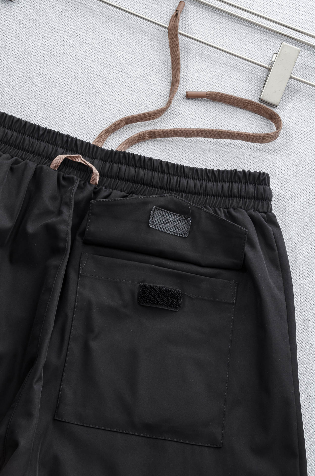 。

 Ze#  gna  .杰尼亚2025ss轻薄尼龙男士抽绳短裤#高端时尚休闲系列，该裤装取材于进口