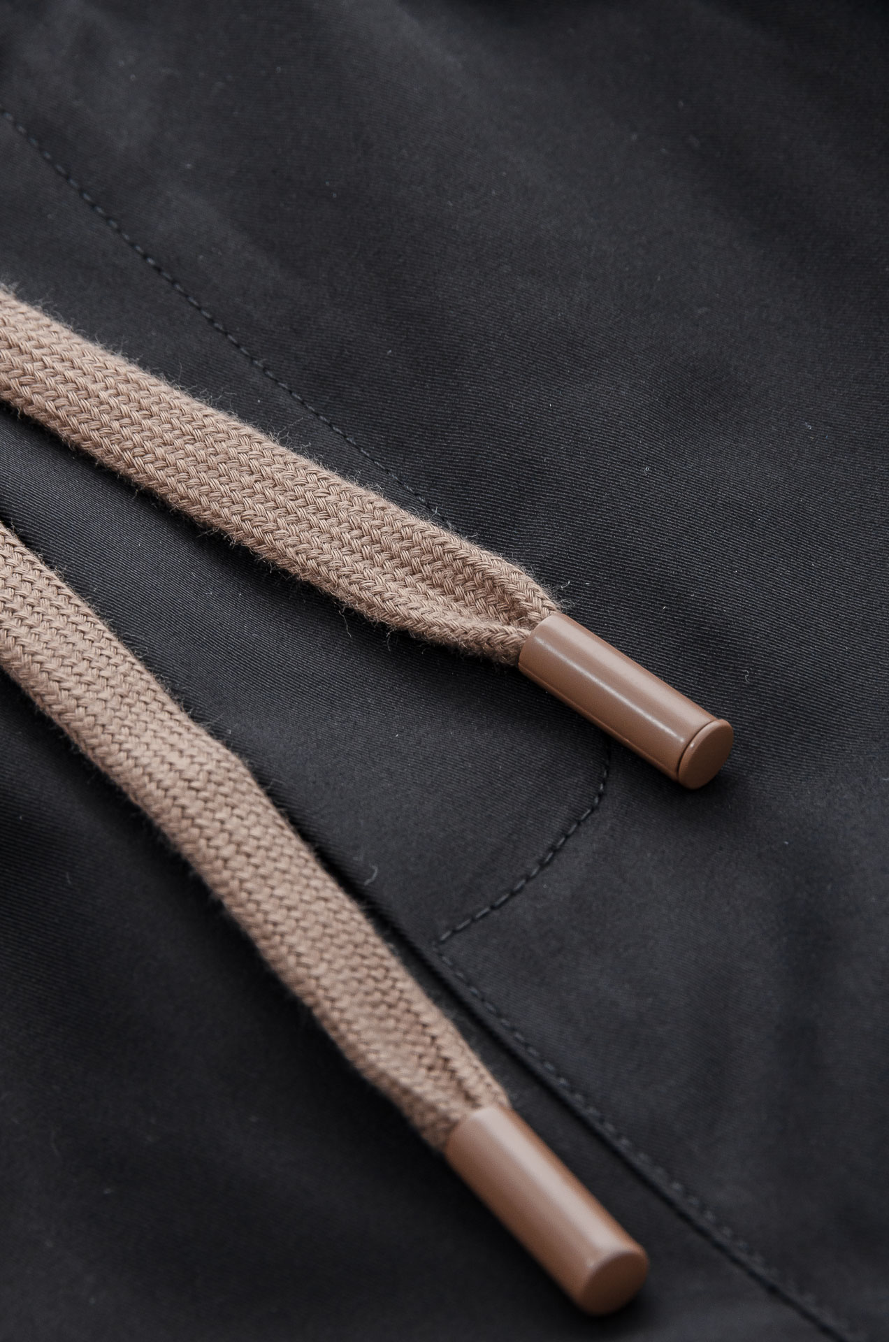 。

 Ze#  gna  .杰尼亚2025ss轻薄尼龙男士抽绳短裤#高端时尚休闲系列，该裤装取材于进口