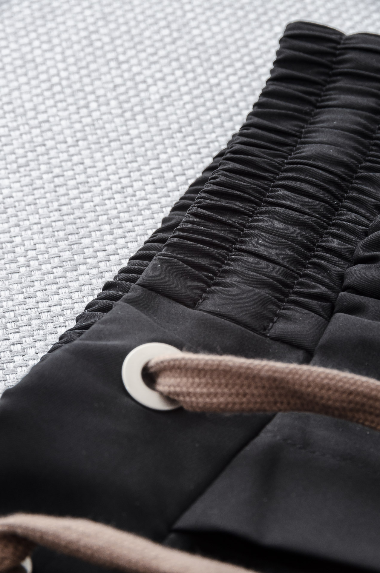 。

 Ze#  gna  .杰尼亚2025ss轻薄尼龙男士抽绳短裤#高端时尚休闲系列，该裤装取材于进口