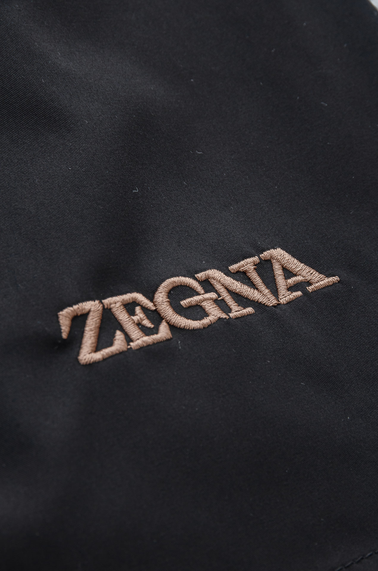 。

 Ze#  gna  .杰尼亚2025ss轻薄尼龙男士抽绳短裤#高端时尚休闲系列，该裤装取材于进口