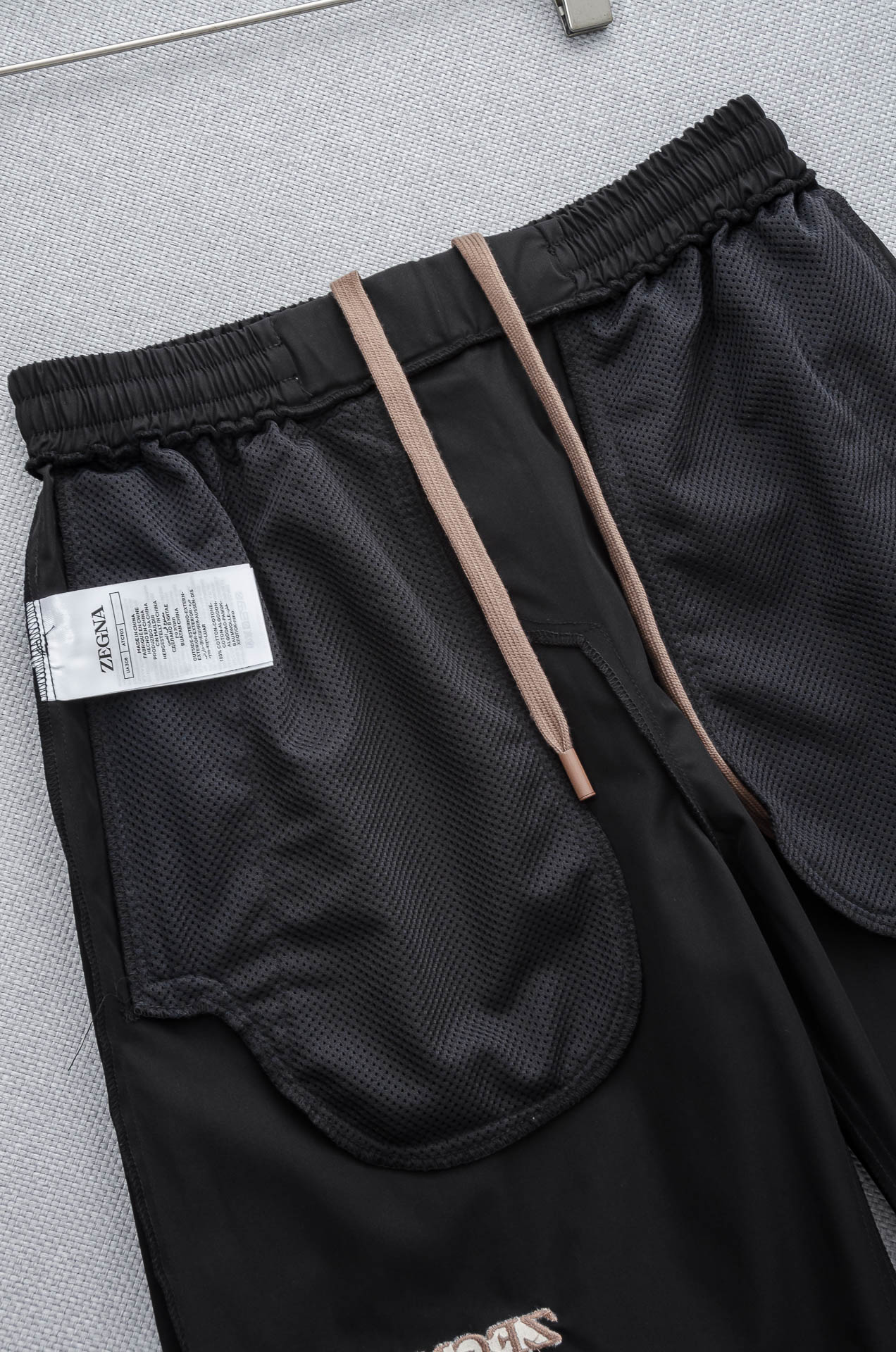 。

 Ze#  gna  .杰尼亚2025ss轻薄尼龙男士抽绳短裤#高端时尚休闲系列，该裤装取材于进口