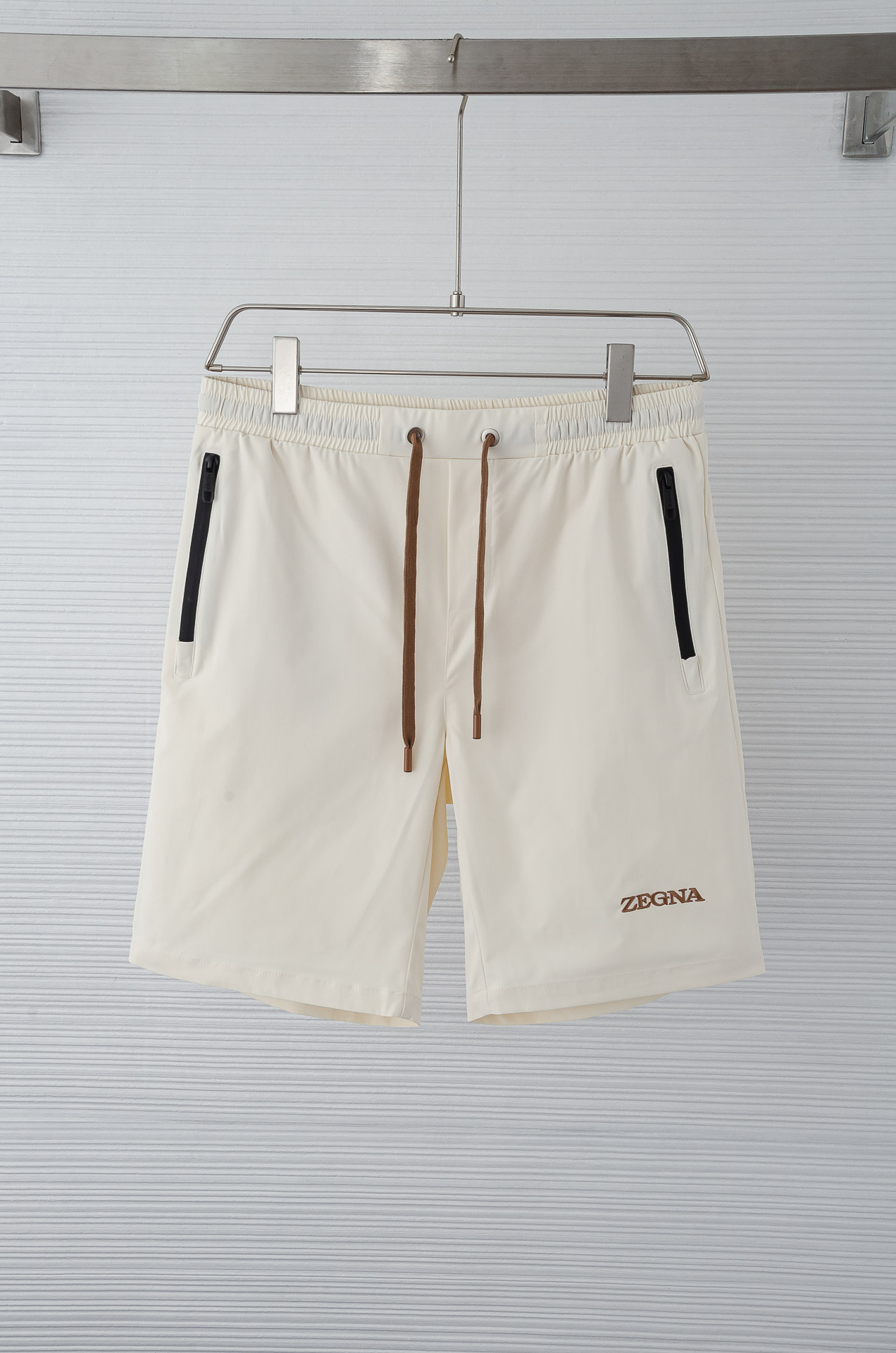 。

 Ze#  gna  .杰尼亚2025ss轻薄尼龙男士抽绳短裤#高端时尚休闲系列，该裤装取材于进口