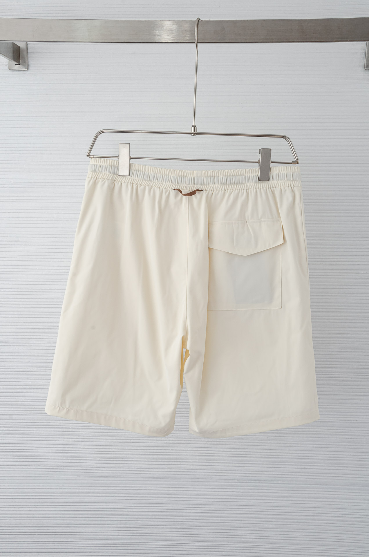 。

 Ze#  gna  .杰尼亚2025ss轻薄尼龙男士抽绳短裤#高端时尚休闲系列，该裤装取材于进口