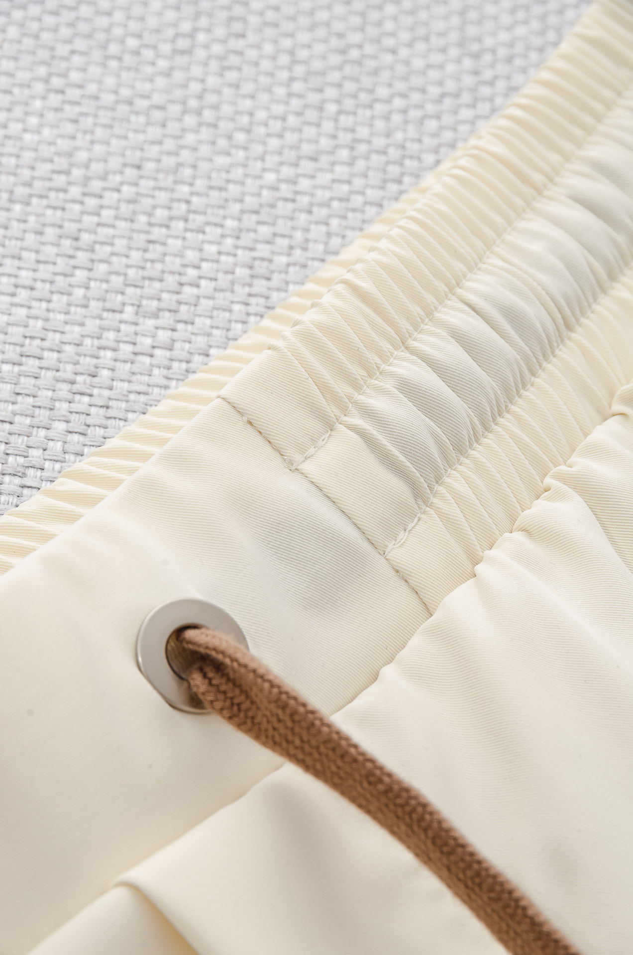 。

 Ze#  gna  .杰尼亚2025ss轻薄尼龙男士抽绳短裤#高端时尚休闲系列，该裤装取材于进口