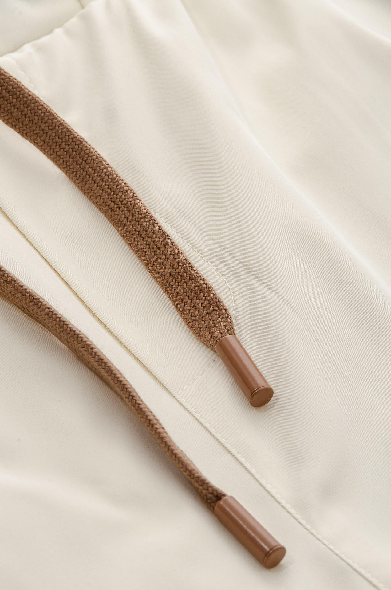 。

 Ze#  gna  .杰尼亚2025ss轻薄尼龙男士抽绳短裤#高端时尚休闲系列，该裤装取材于进口