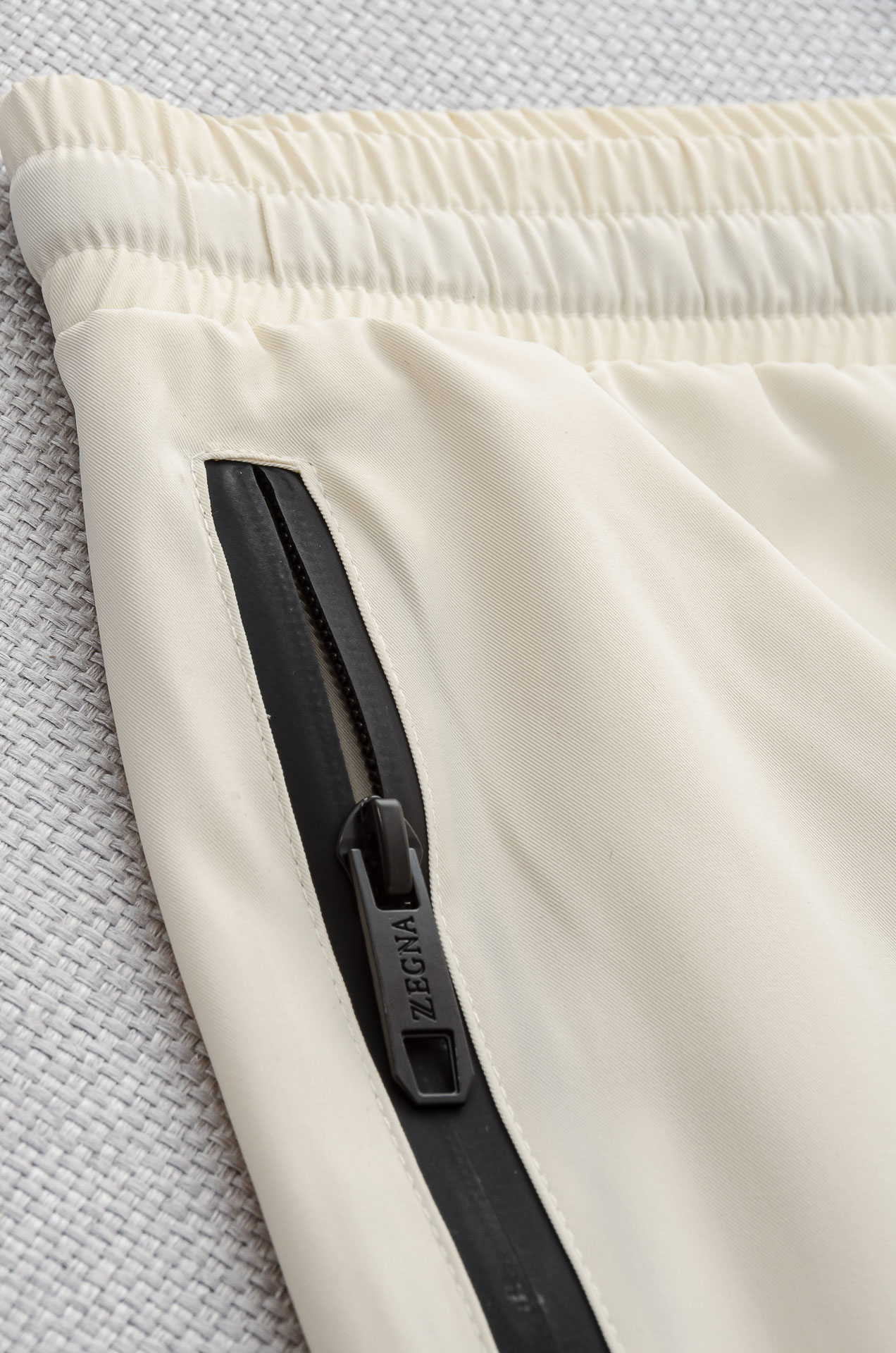 。

 Ze#  gna  .杰尼亚2025ss轻薄尼龙男士抽绳短裤#高端时尚休闲系列，该裤装取材于进口